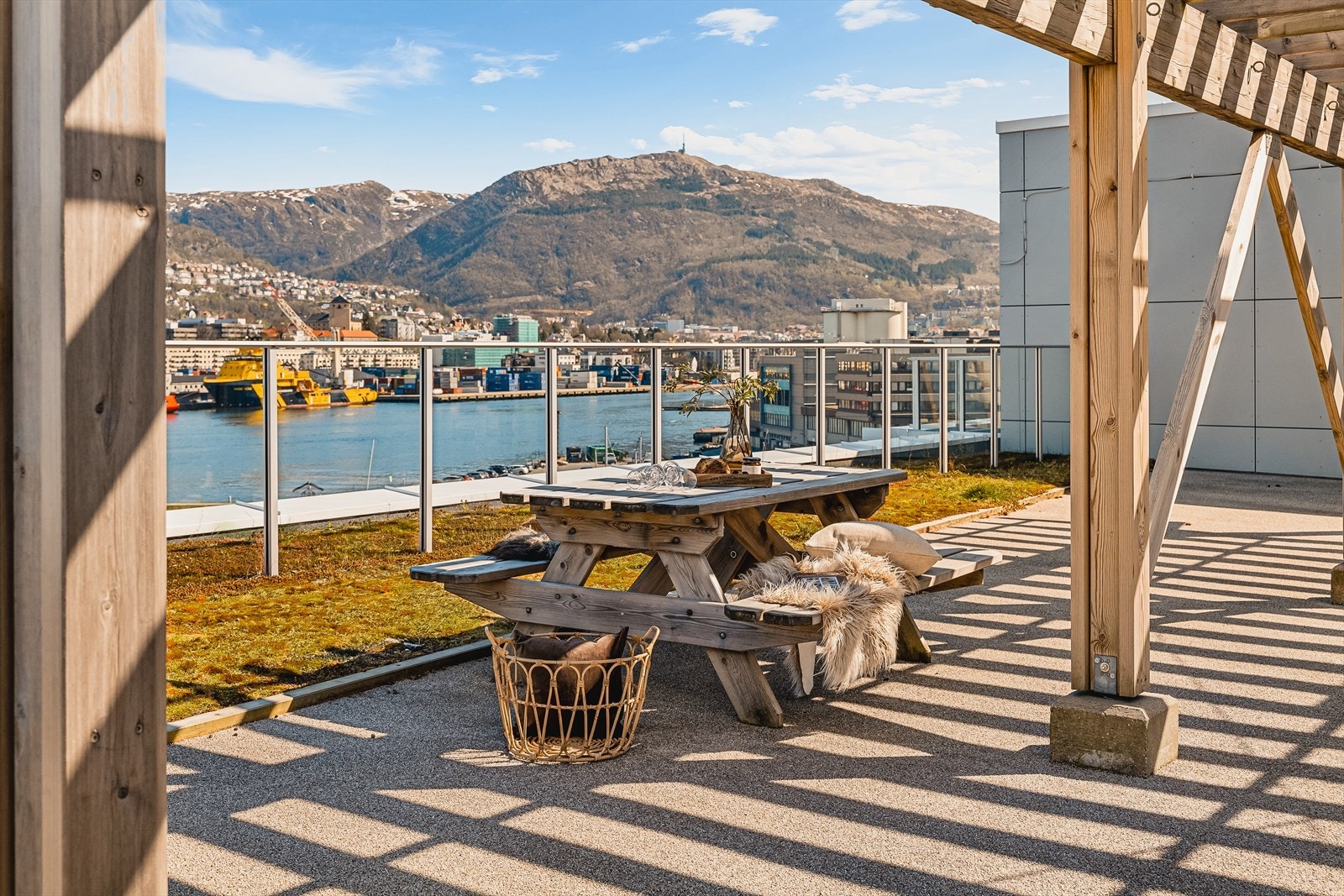 Takterrassen er innredet med flere sittebenker, pen beplantning og en svært hyggelig atmosfære. Galleribilde