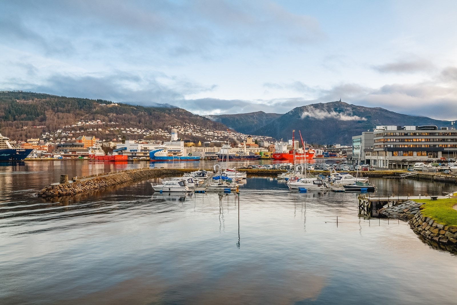Her kan man nyte en herlig utsikt over Damsgårdssundet, båthavnen og byens karakteristiske fjellrekke. Galleribilde
