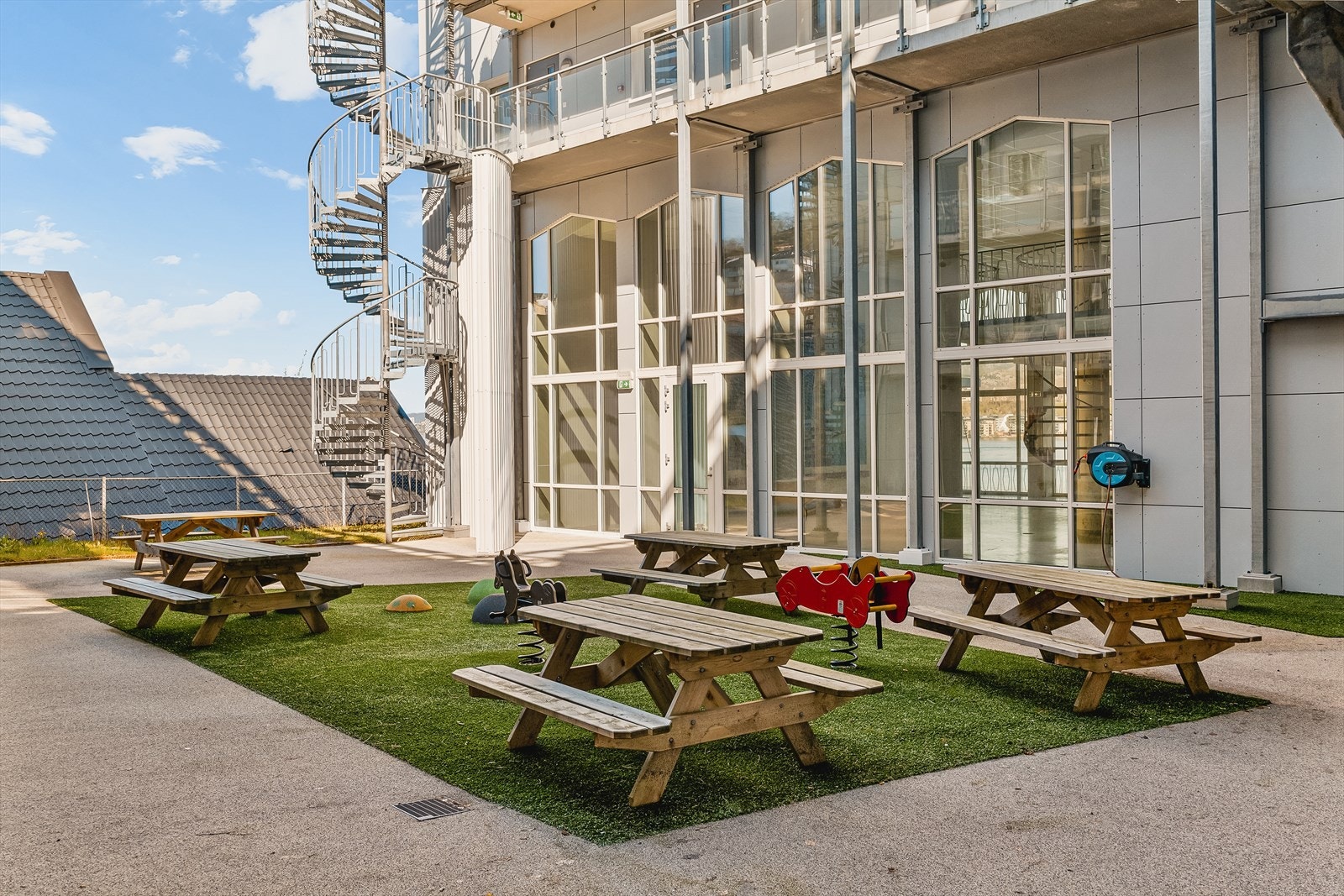 Sameiet fremstår som veldrevet, med fint opparbeidede og innbydende fellesområder. Galleribilde