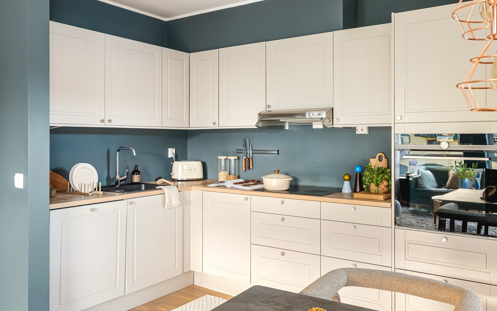 Integrerte hvitevarer fra Siemens. Kjøkkenet har også vanndispenser/isbitmaskin som er koblet på vannuttak under vasken. Galleribilde