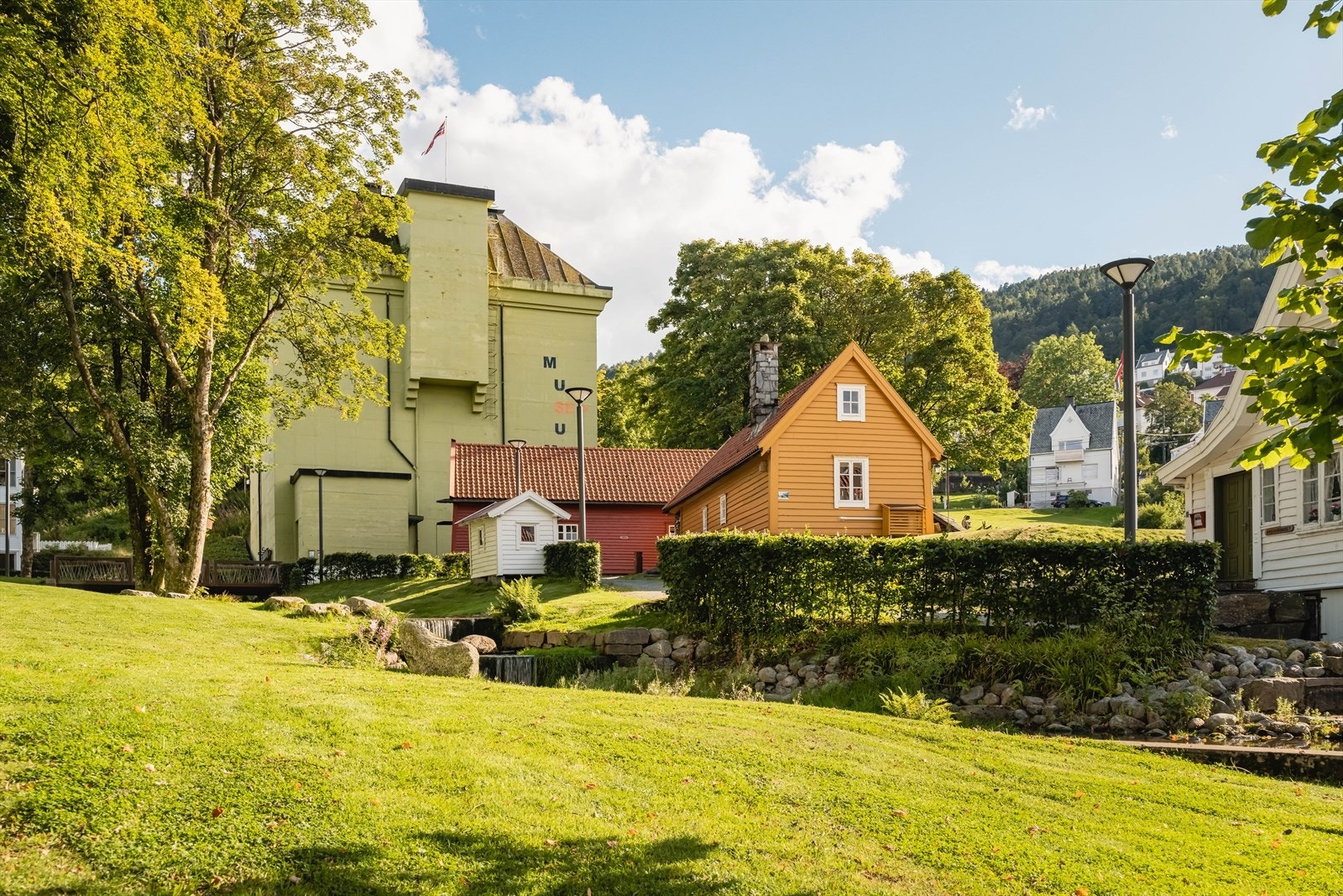 Et idyllisk nærmiljø preget av grønne parkområder og tradisjonsrike trehus. Galleribilde