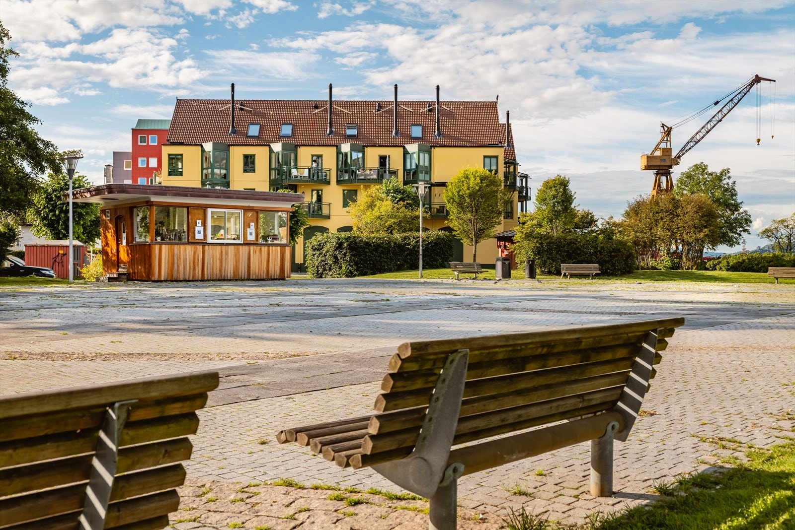 Det er også kort vei til Laksevåg senter som tilbyr et bredt utvalg butikker og servicetilbud. Galleribilde