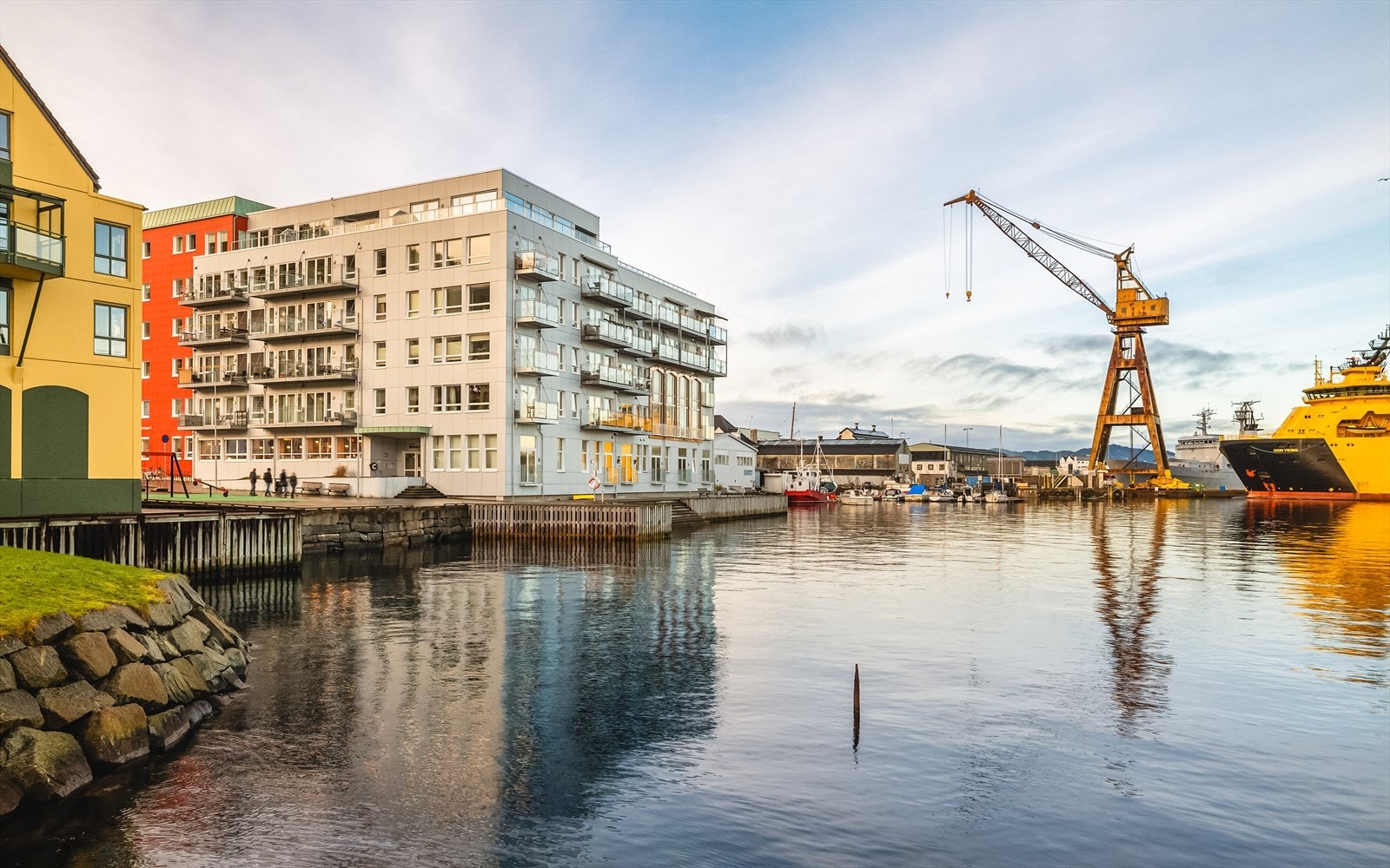 Den umiddelbare nærheten til sjøen gjør området ekstra attraktivt, og de fine turmulighetene opp på Damsgårdsfjellet eller Løvstakken vil glede de turglade. Ønsker man innendørstrening er det flere alternativer i området, både Energi og SATS kan nevnes. Galleribilde