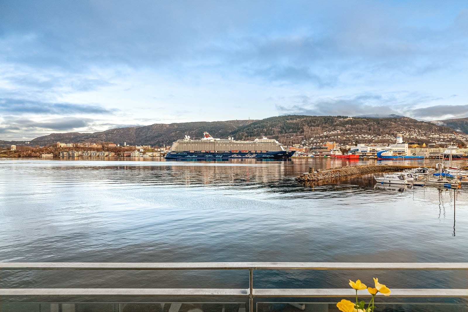 Spektakulær utsikt mot byfjellene og innseilingen til Bergen. Galleribilde