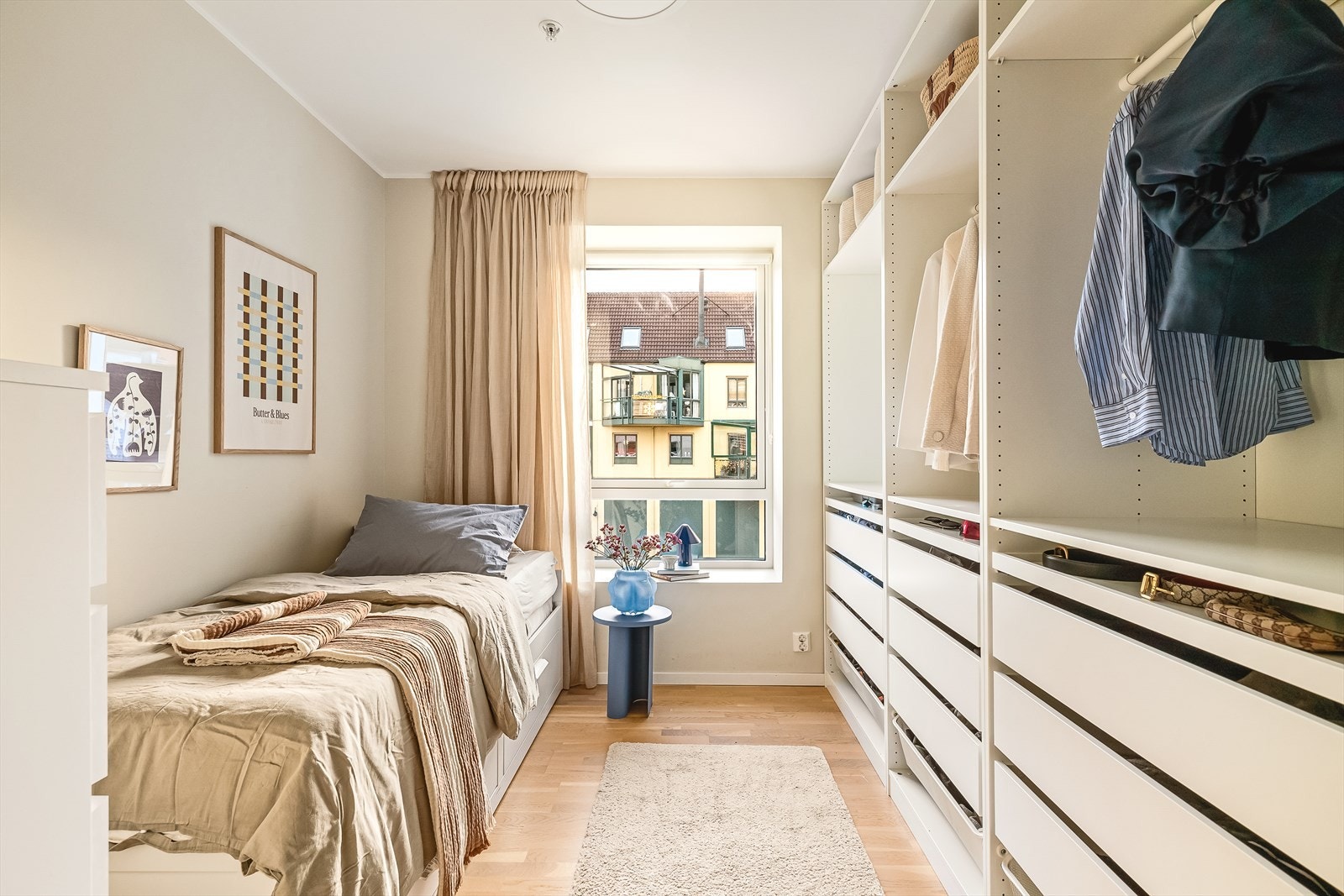 Rommet passer utmerket som gjesterom, barnerom, kontor eller kanskje et walk-in-closet? Galleribilde