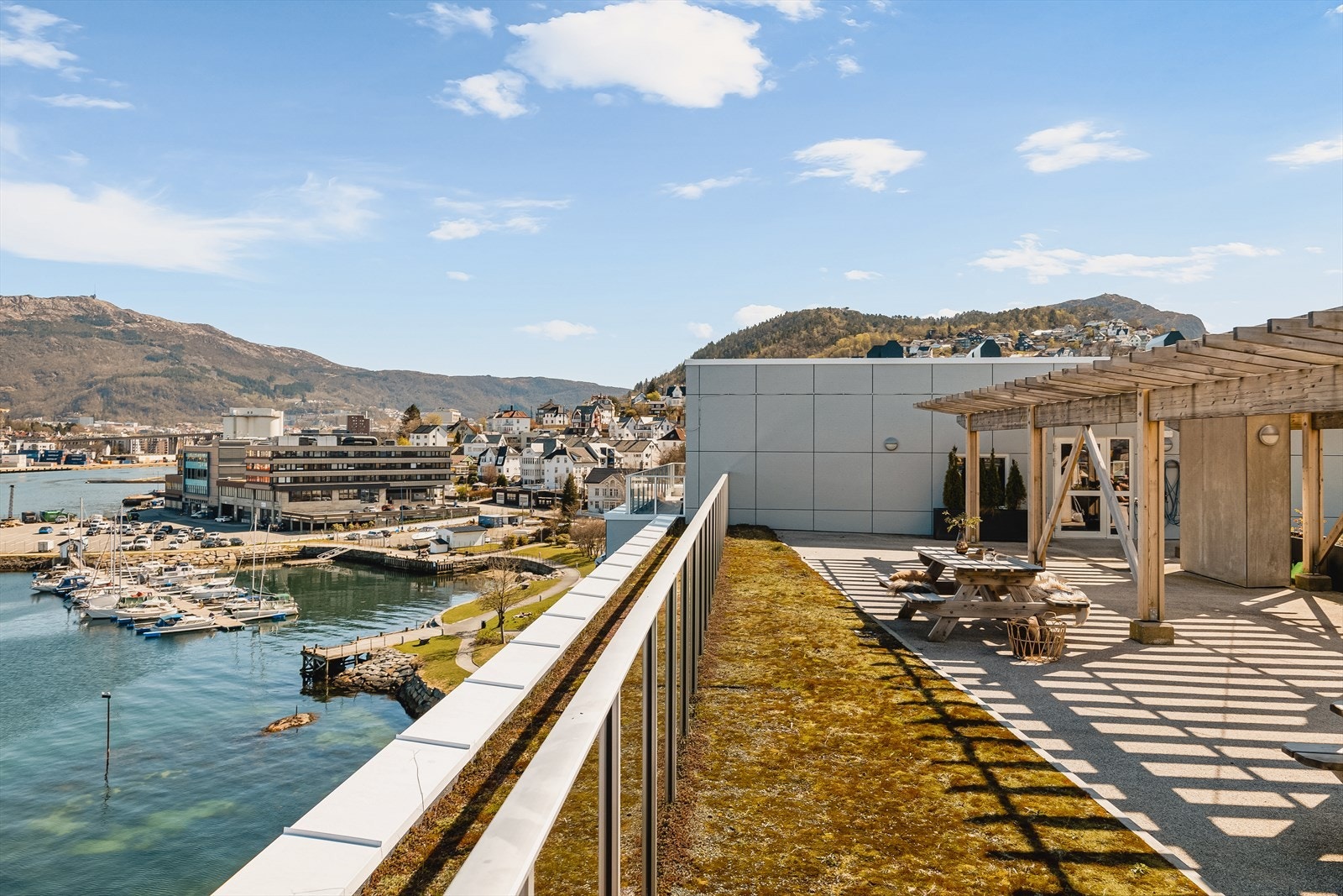 Beboerne i sameiet kan nyte godt av en fabelaktig takterrasse med svært gode solforhold, og panoramautsikt over Puddefjorden, innover Damsgårdssundet, og mot Byfjell i tre retninger! Det er også brygge mot sjøen i front som gir tilkomst til sjøen. Galleribilde