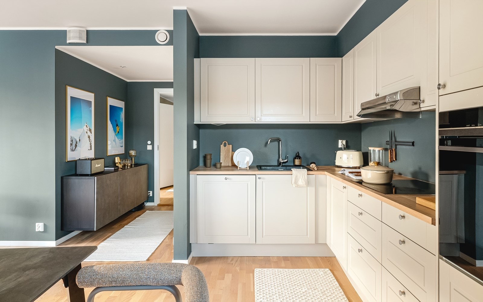 Det er svært godt med oppbevaringsplass i skuffer- og skap samt godt med arbeidsplass på kjøkkenbenken. Galleribilde