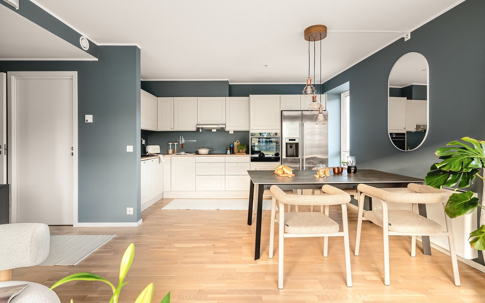 Leiligheten har en gjennomgående luftig og praktisk planløsning. Samtlige rom er malt i moderne og lekre farger. Galleribilde