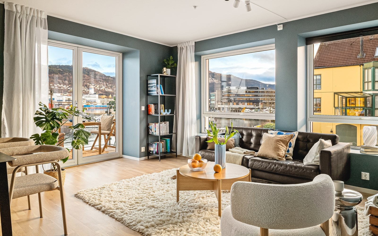 Endebeliggenhet gir store vindusflater som slipper inn godt med naturlig lys og skaper en god atmosfære. Galleribilde