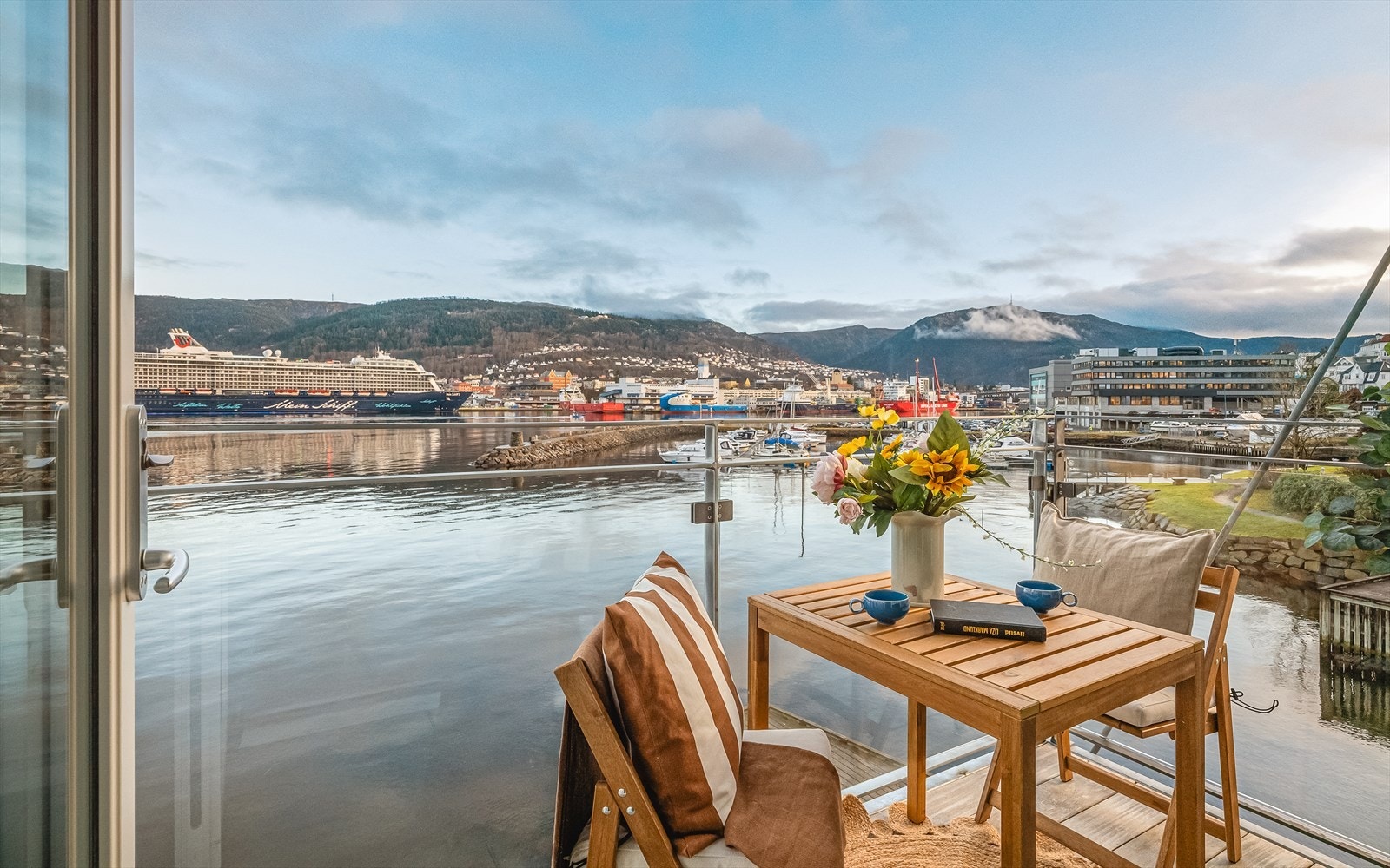 W Eiendomsmegling Bergen Sentrum ved Benjamin Bødtker og Christina Erstad har gleden av å presentere denne lekre sjøfrontleiligheten med en en herlig, maritim beliggenhet. Galleribilde