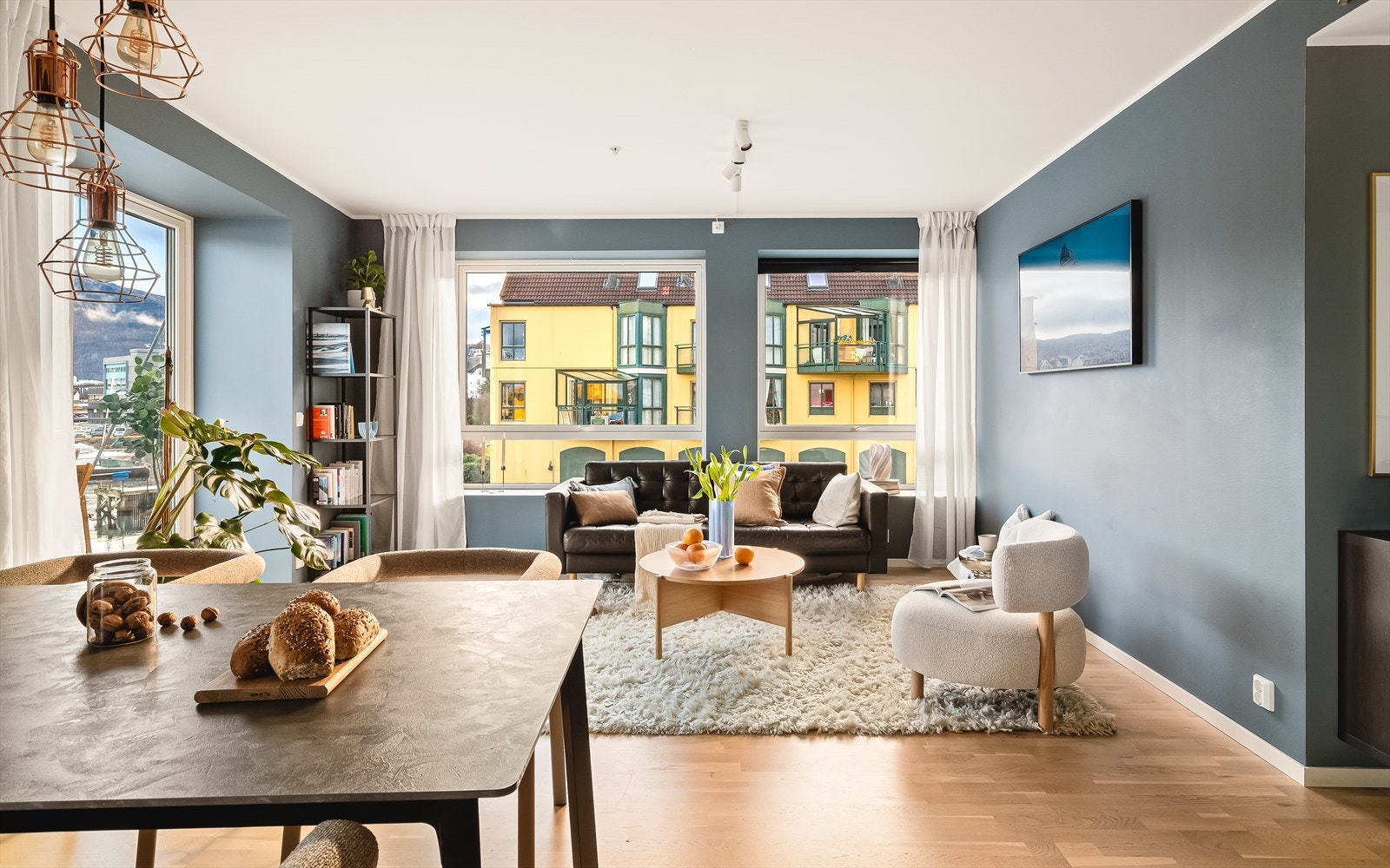 Det er god plass til å innrede med spisebord mellom stue og kjøkken. Galleribilde