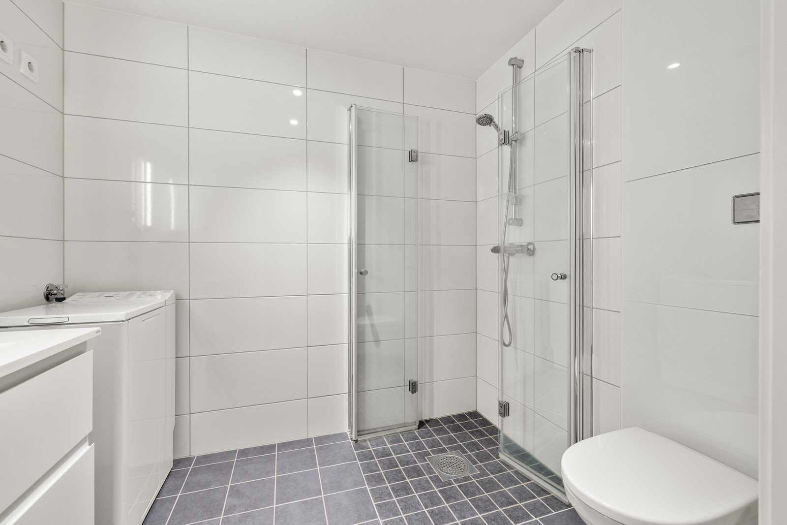 Dusjhjørnet har innfellbare glassdører som frigjør gulvplass, og det er varme i gulvet. Galleribilde