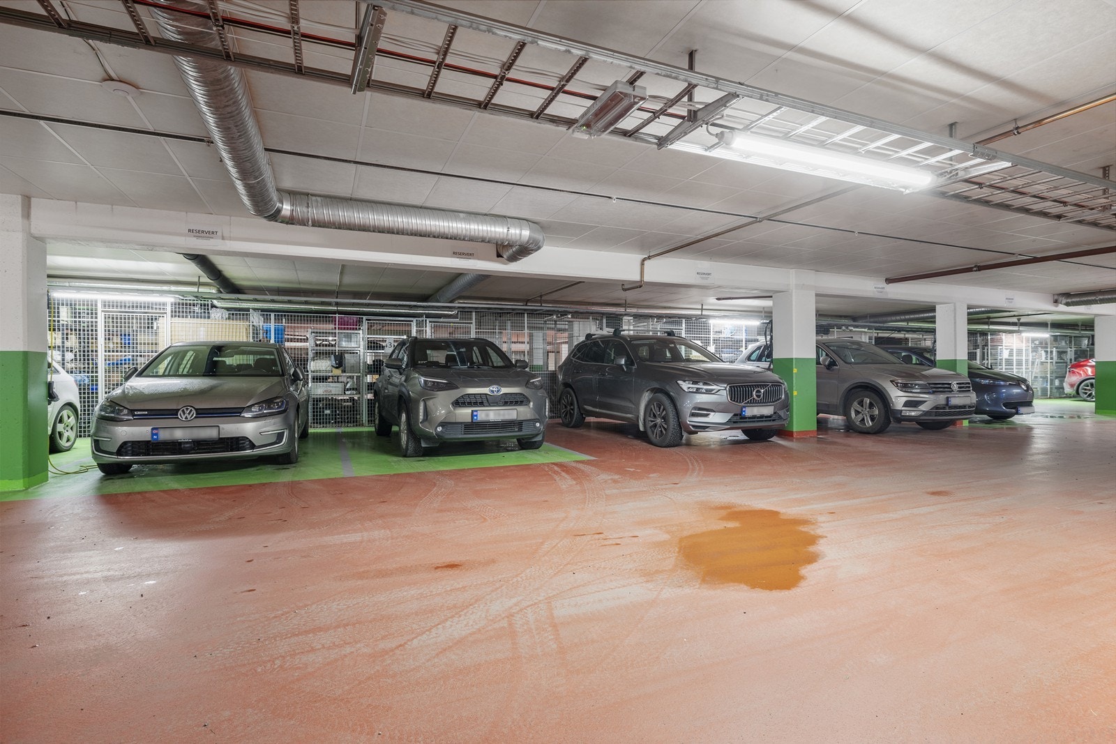 Felles garasjeanlegg med sykkelparkering og tilgang til ladepunkter for elbil. Galleribilde