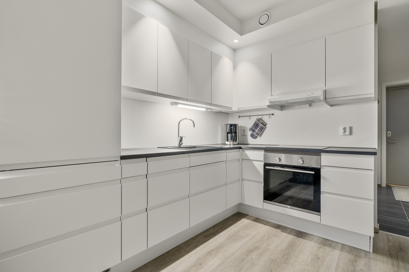 Kjøkkenet er praktisk utformet med god skap- og benkeplass. Galleribilde