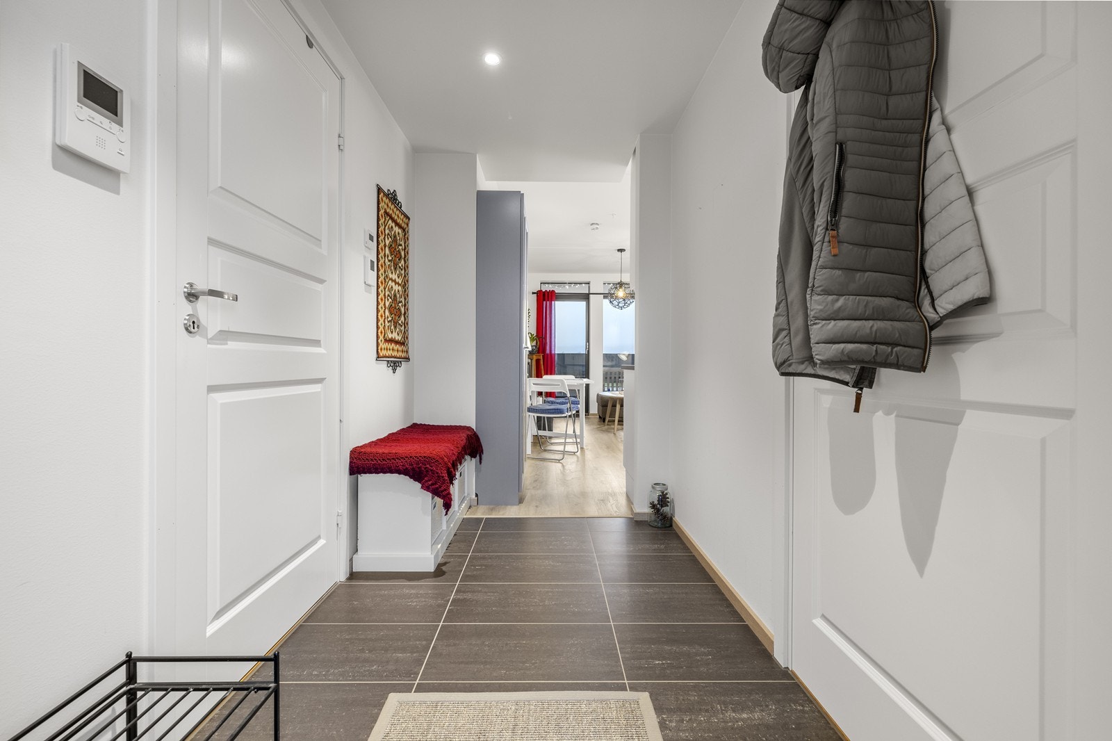 Fra gangen er det direkte tilgang til leilighetens øvrige rom. Galleribilde