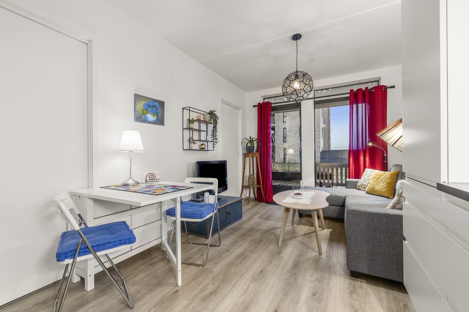 Store vindusflater og glassdør til terrassen gir rikelig med naturlig lys. Galleribilde