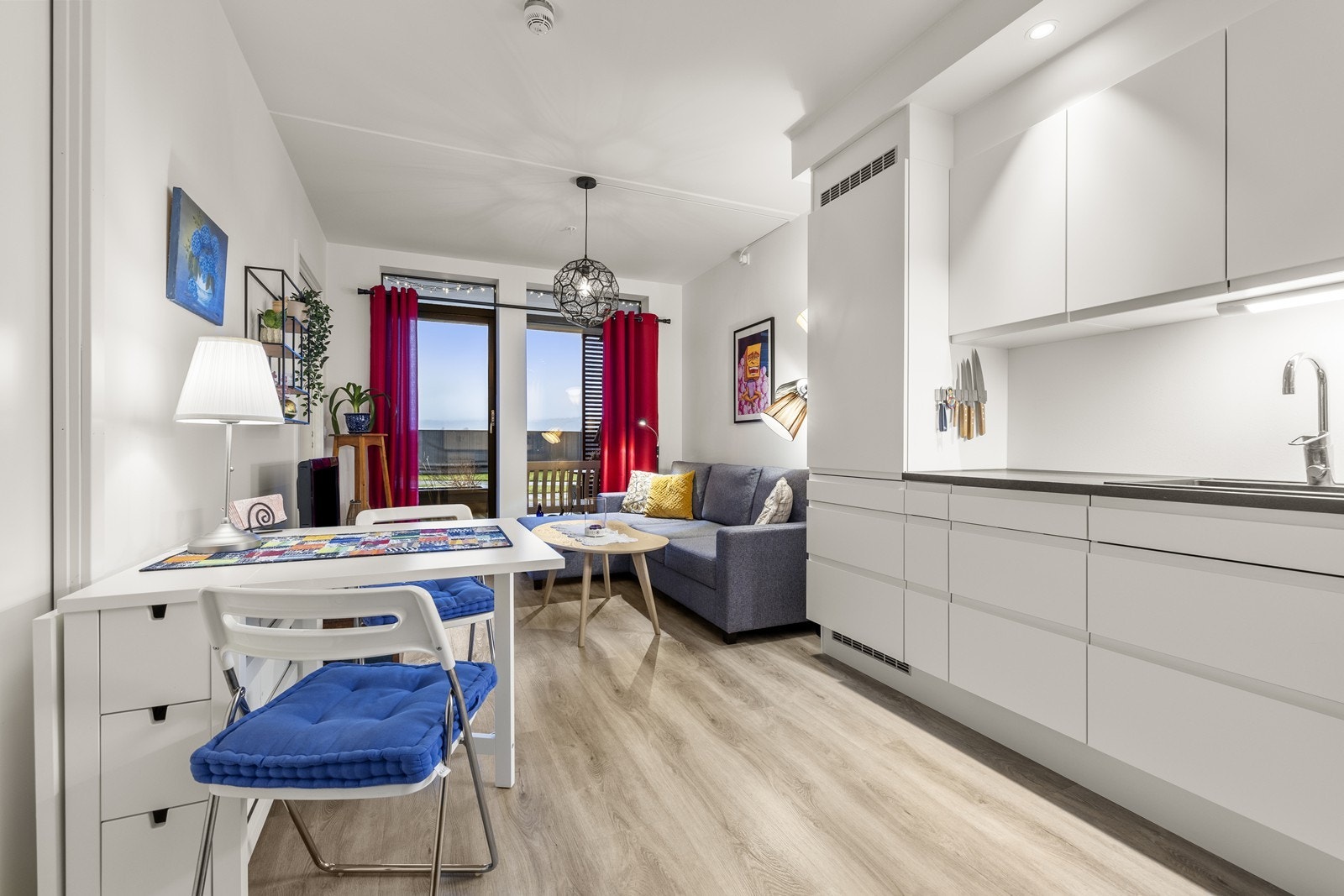 Rommet er lett å møblere og har god plass til både sofagruppe og spisebord. Galleribilde