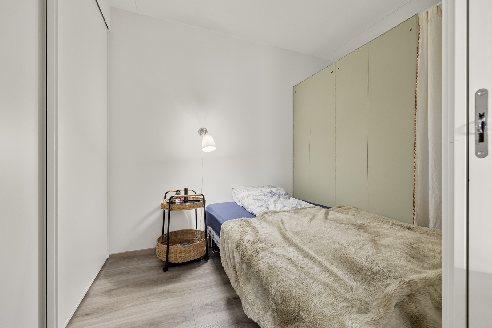 Leiligheten har en praktisk sovealkove med plass til seng og garderobeløsning. Galleribilde