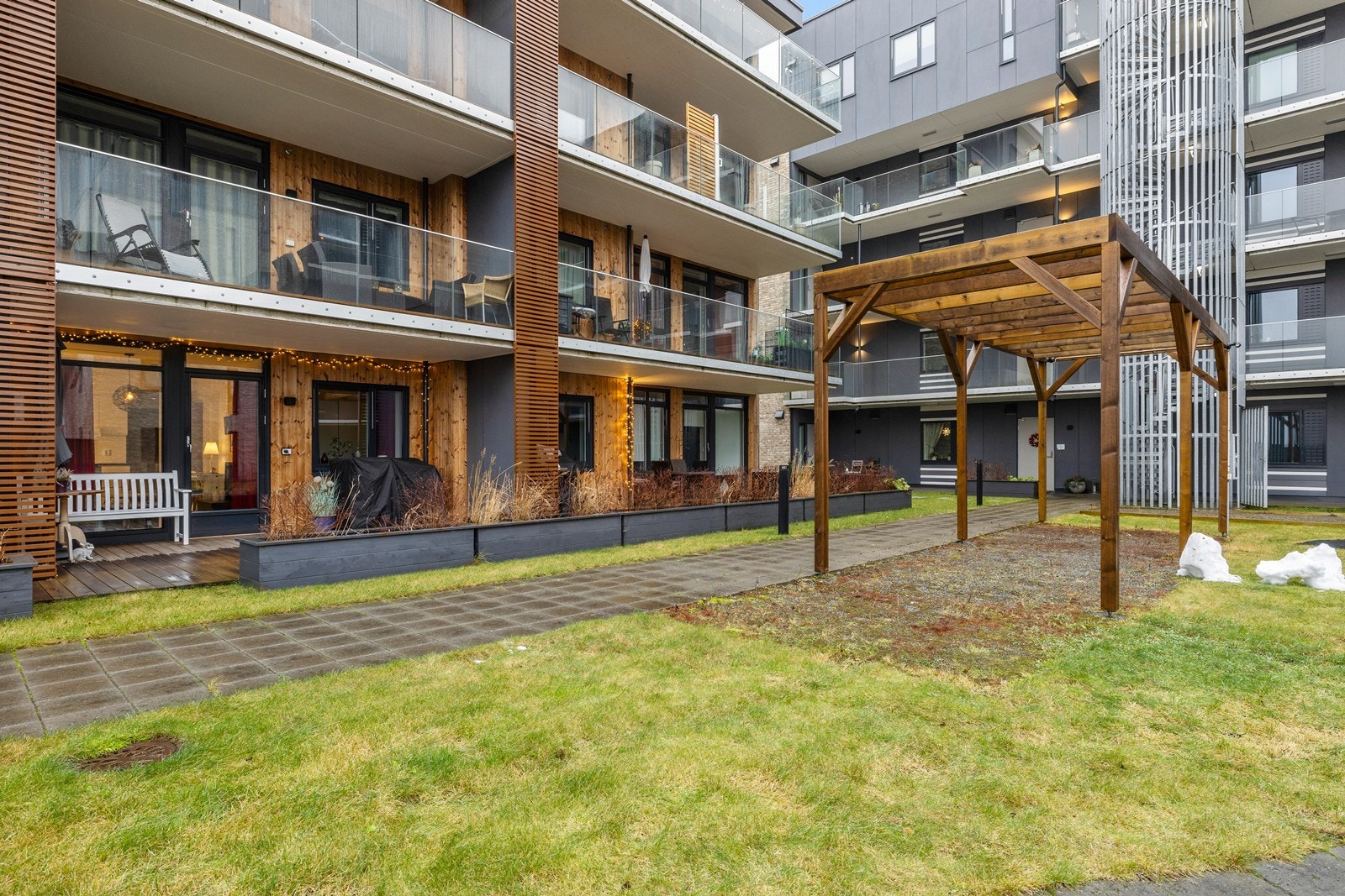 Uteområdet byr på fine sittegrupper og sosiale soner for beboerne. Galleribilde