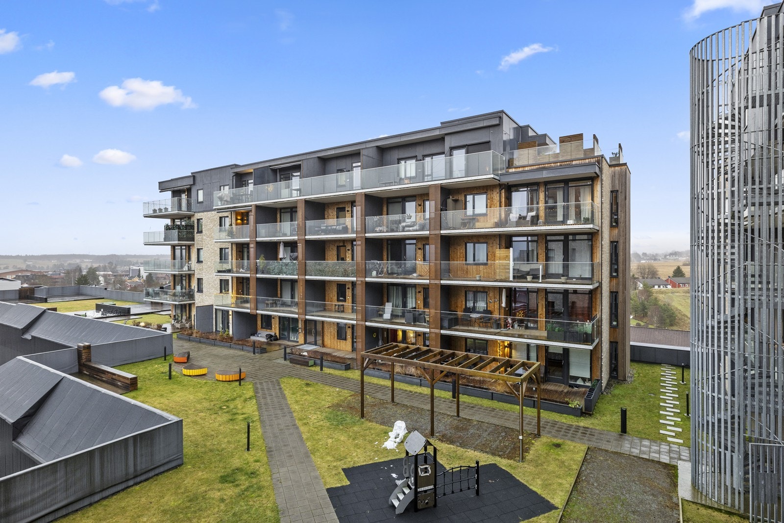 Sameiets fellesarealer er pent opparbeidet med lekeplass og grøntområder. Galleribilde