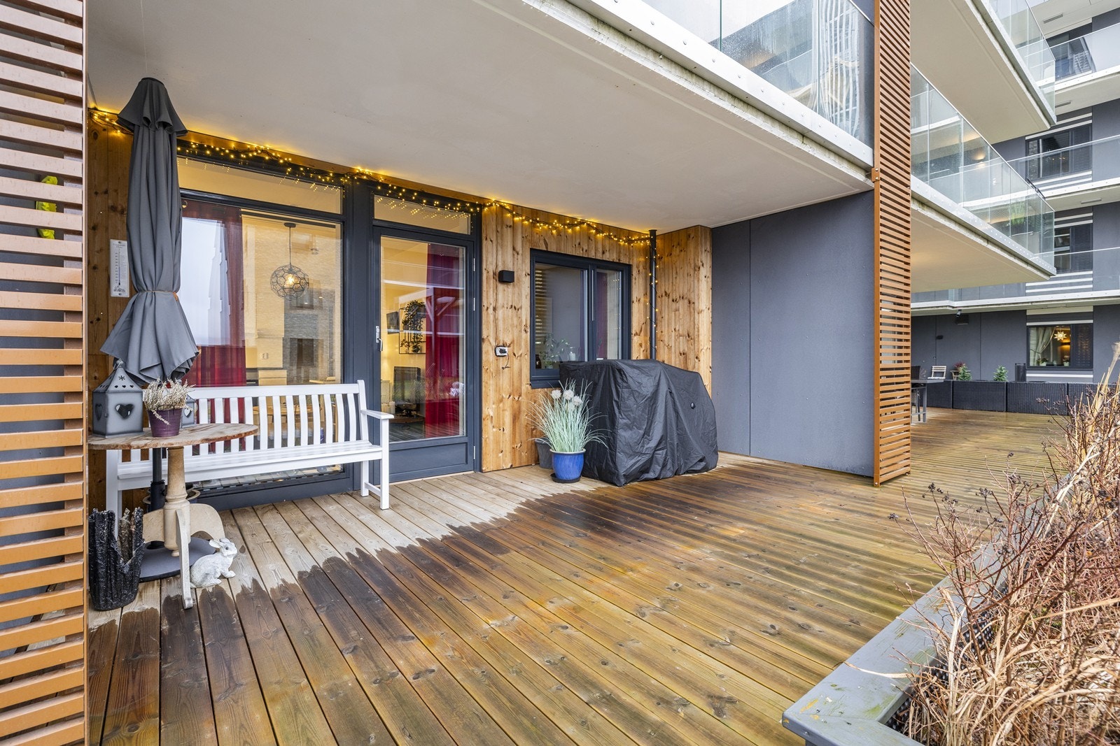 Fra stuen er det utgang til en nordvestvendt markterrasse på 18 m². Her er det god plass til utemøbler, grill og beplantning. Galleribilde