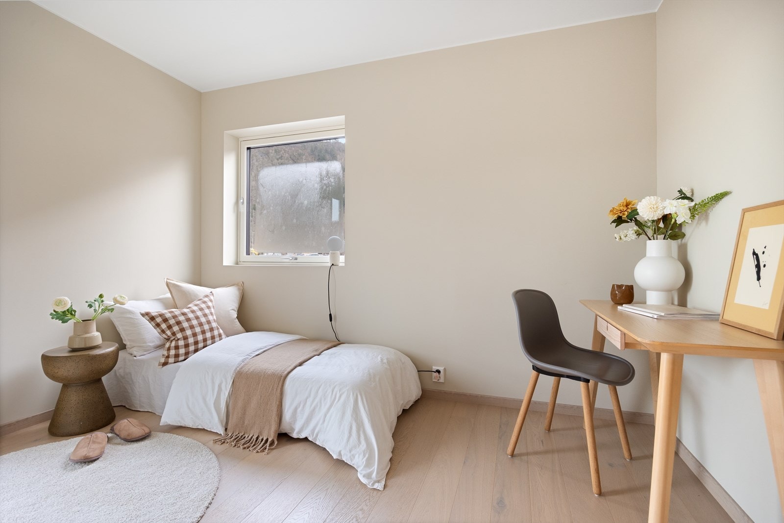 God plass til garderobeskap og kontorpult Galleribilde