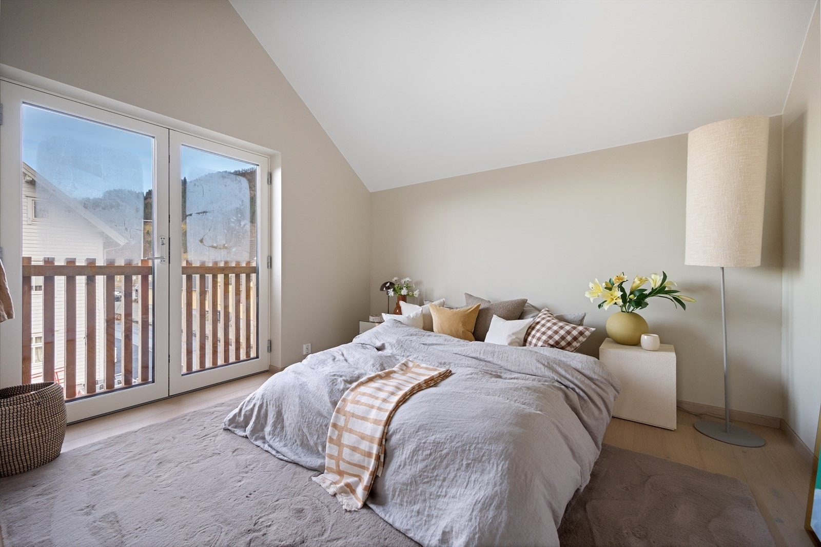 Soverom 2 med god plass til dobbeltseng - ekstra takhøyde Galleribilde