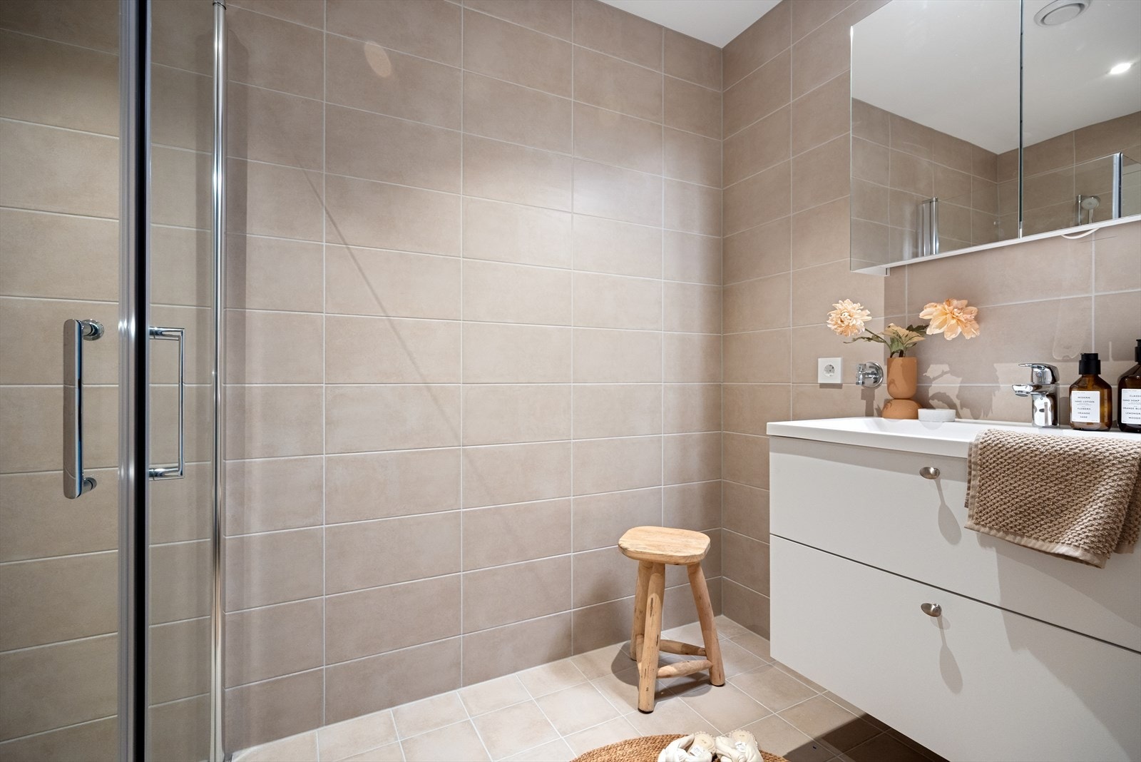 Flott helfliset baderom med dusjhjørne, baderomsmøblement, speil og belysning Galleribilde