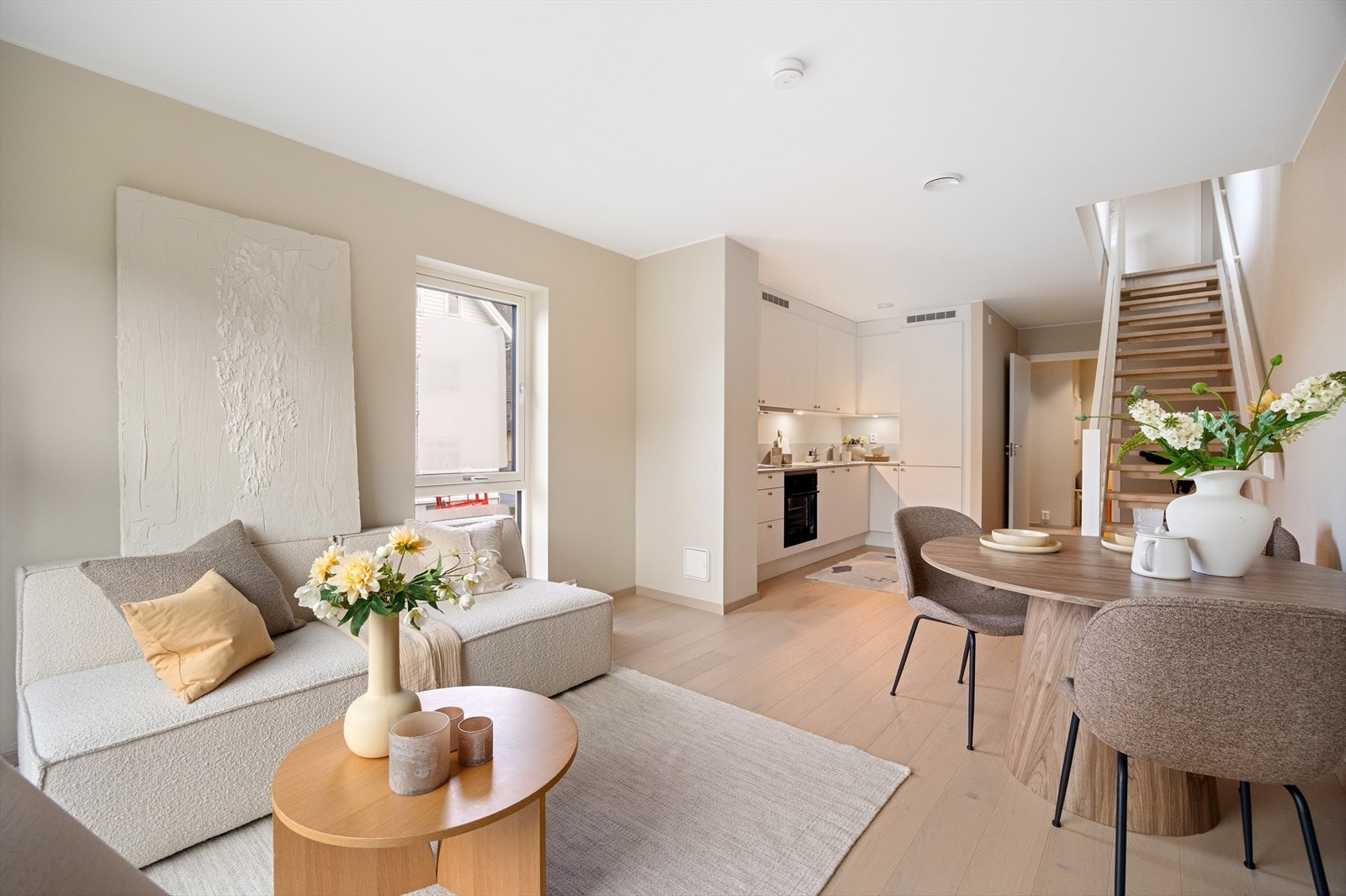 Moderne overflater og rikelig med lysinnslipp Galleribilde