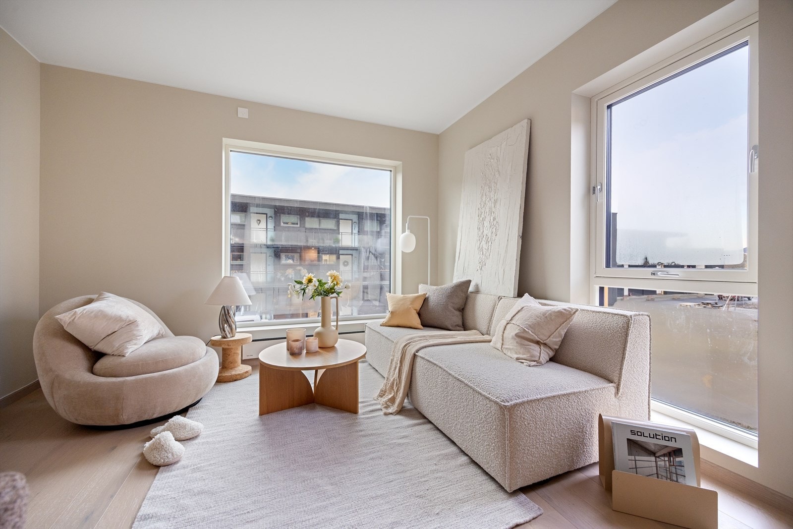 Stue med god plass til sittegruppe Galleribilde