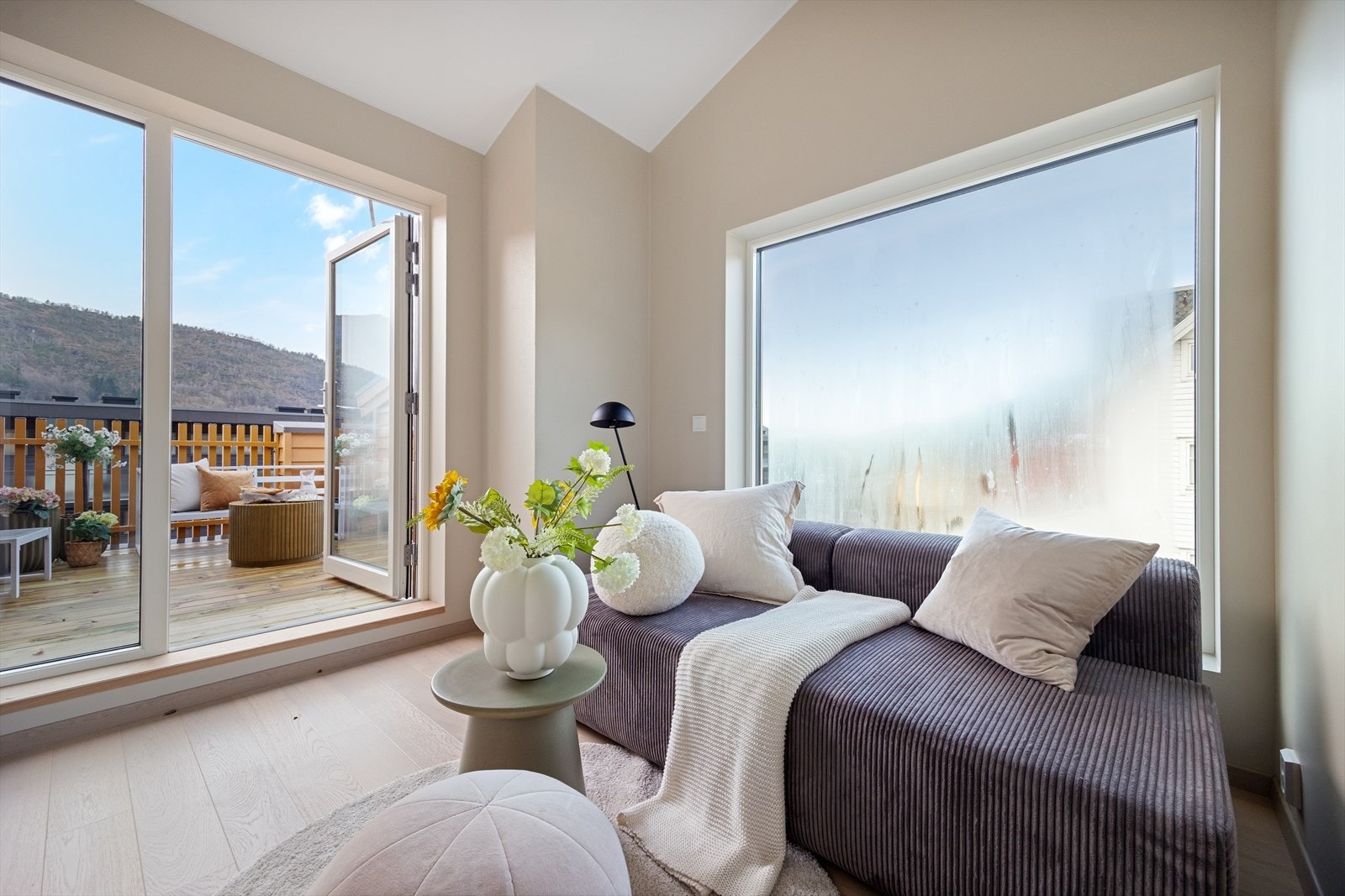 Fra stue er det utgang til deilig takterrasse med god plass til hagemøbler! Galleribilde