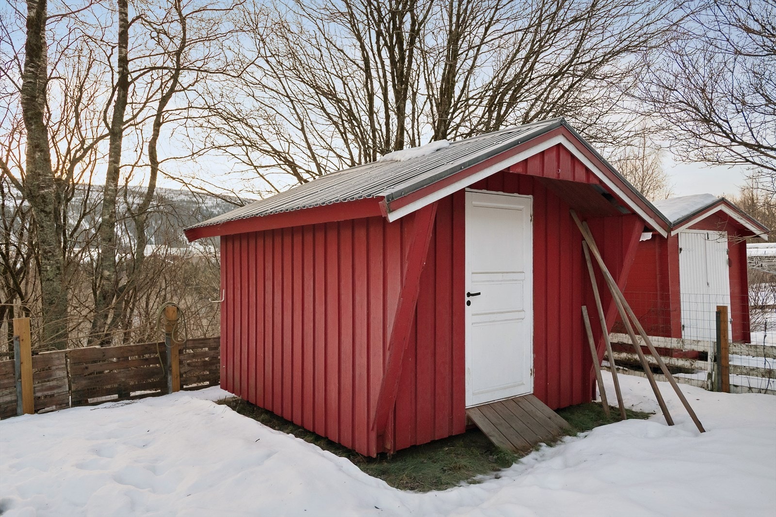 Uthus/redskapsbod. Galleribilde