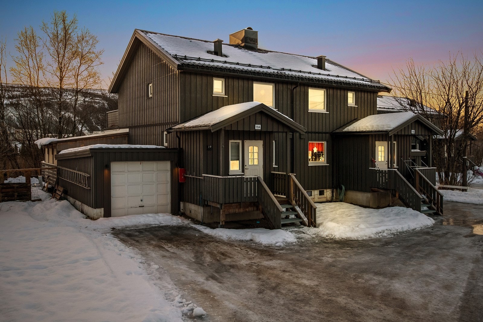 Velkommen til Utsikten 19A - Tilbygd halvpart av
tomannsbolig i 3 plan. Garasje. terrasse, veranda
uthus og utsikt. Galleribilde