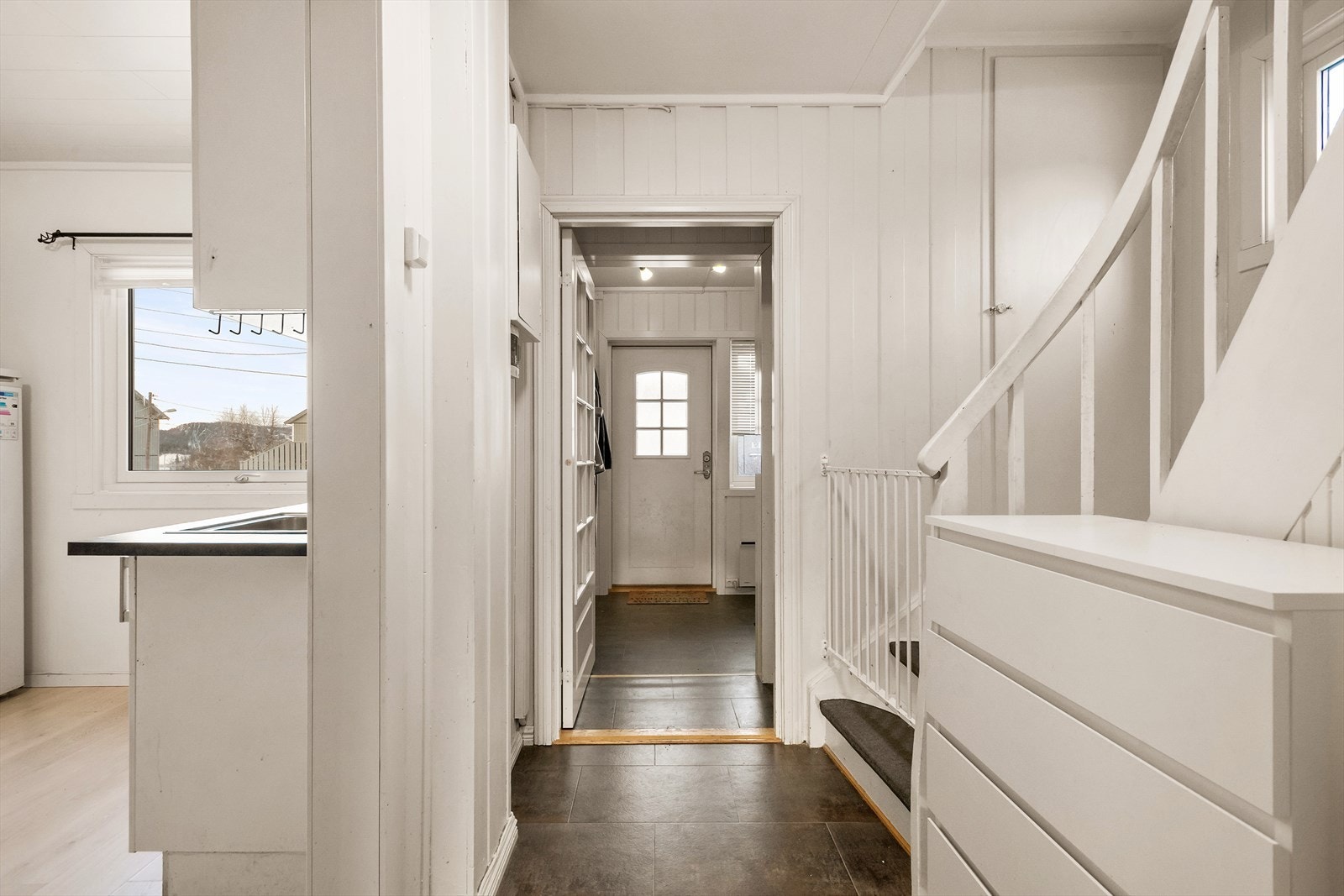 Gang mot vindfang og trapperom. Galleribilde