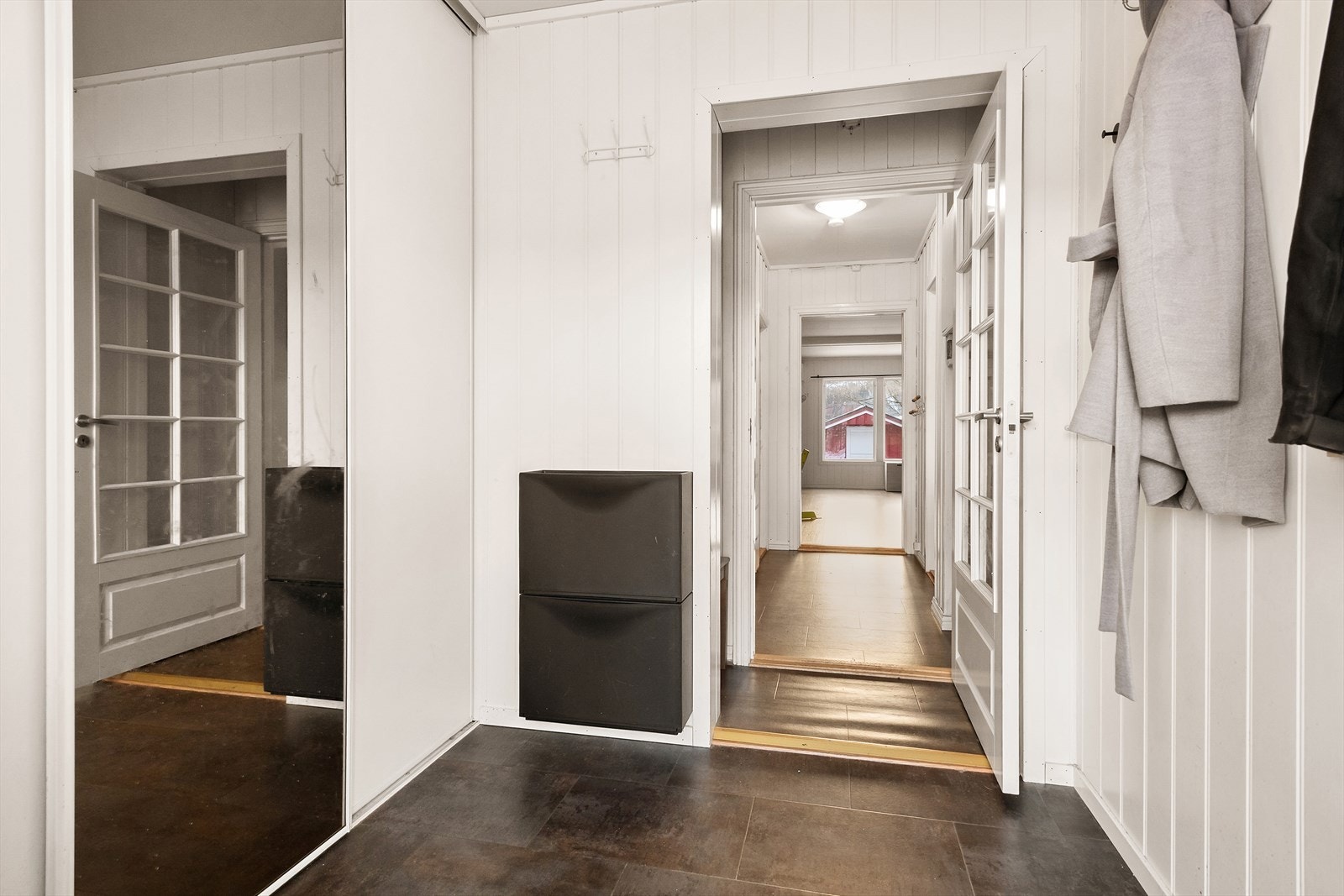 Boligen går over to etasjer og kjeller. Planløsningen er smart utformet med boarealet som stue, kjøkken og veranda/ "vinter-hage" i første etasje, og soveromsavdelingen med 3 soverom og baderom i andre etasje. Kjelleren er uinnredet. Galleribilde