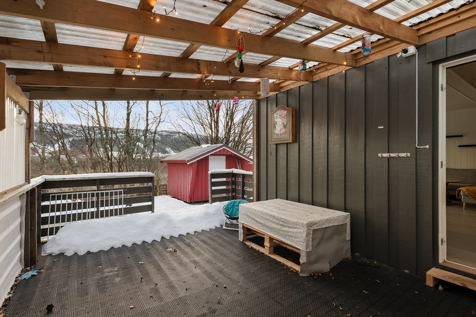 Terrasse med takoverbygg. Ikke godkjent. Galleribilde