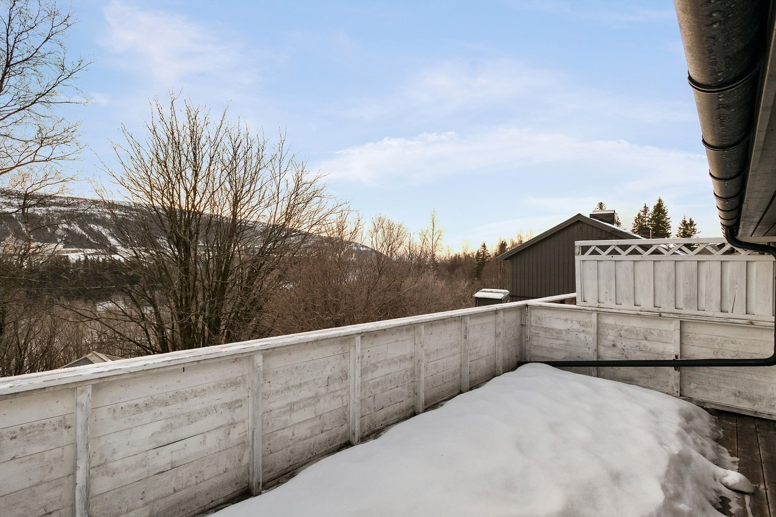 Veranda. Området byr på flotte rekreasjonsmuligheter året rundt, med Klokkerhagen elvepark like i nærheten - perfekt for turer, lek og aktiviteter både sommer og vinter. Galleribilde