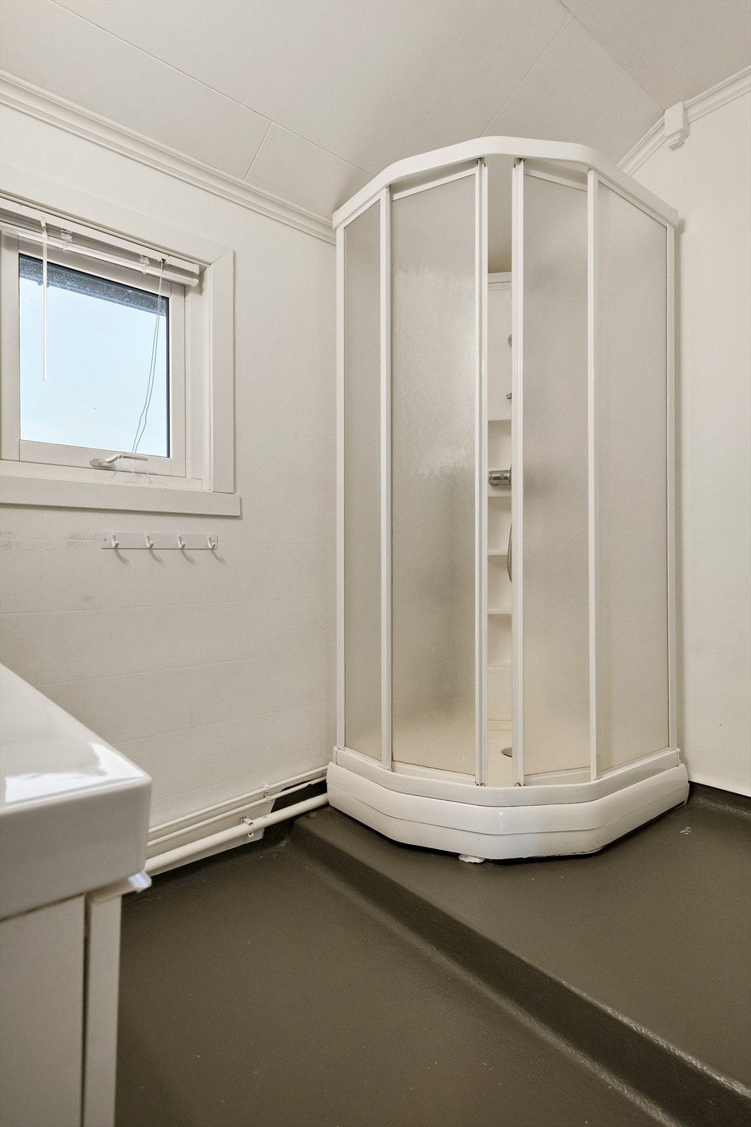 Badet har montert dusjkabinett. Galleribilde