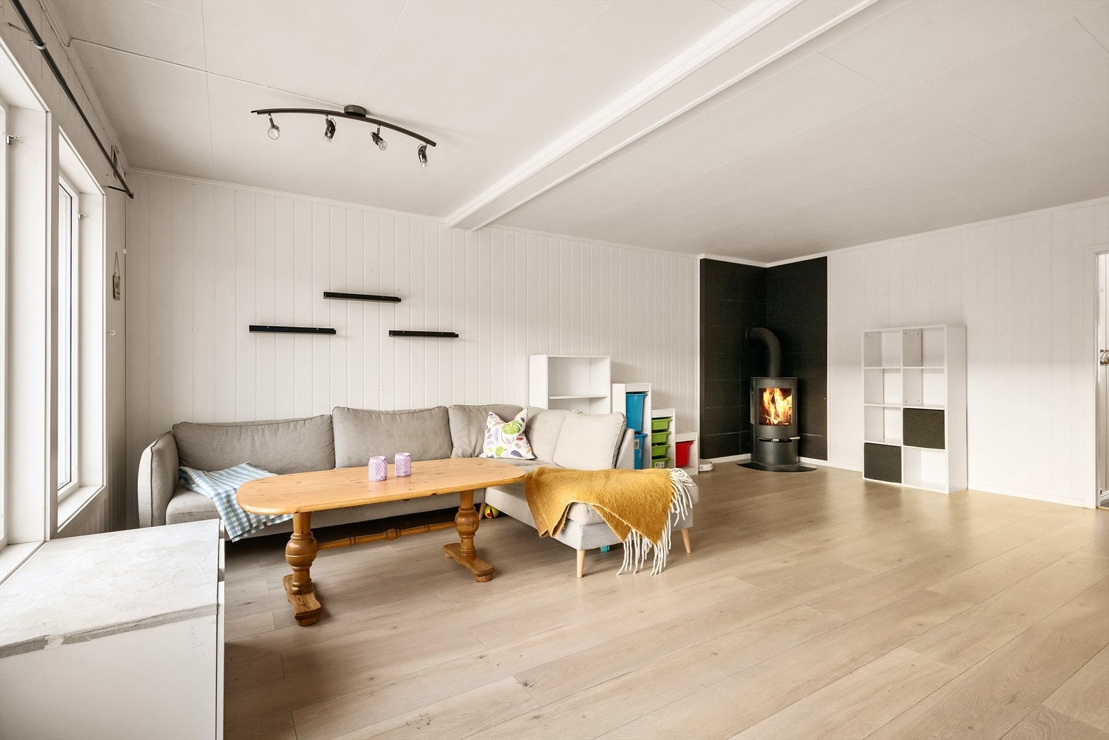 Stue. Dette er boligen for deg som ønsker å bo i en halvpart av tomannsbolig i borettslag, med god plass til å samle venner og familie, ha egen garasje og nyte gode solforhold med sørvendt
veranda. Galleribilde