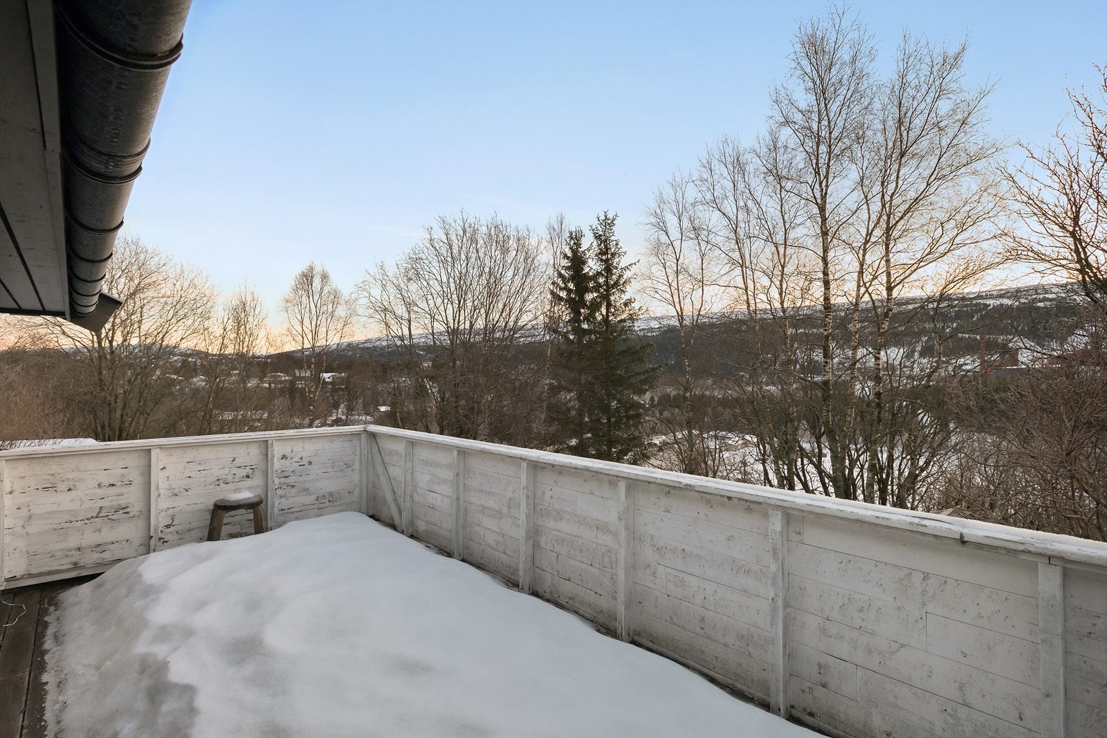 Boligen har fin beliggenhet i feltet og lite innsyn. Innvendig holder boligen en delvis modernisert standard og tidligere eiere har i 2021-2024 modernisert både stue, kjøkken og soverom. Galleribilde