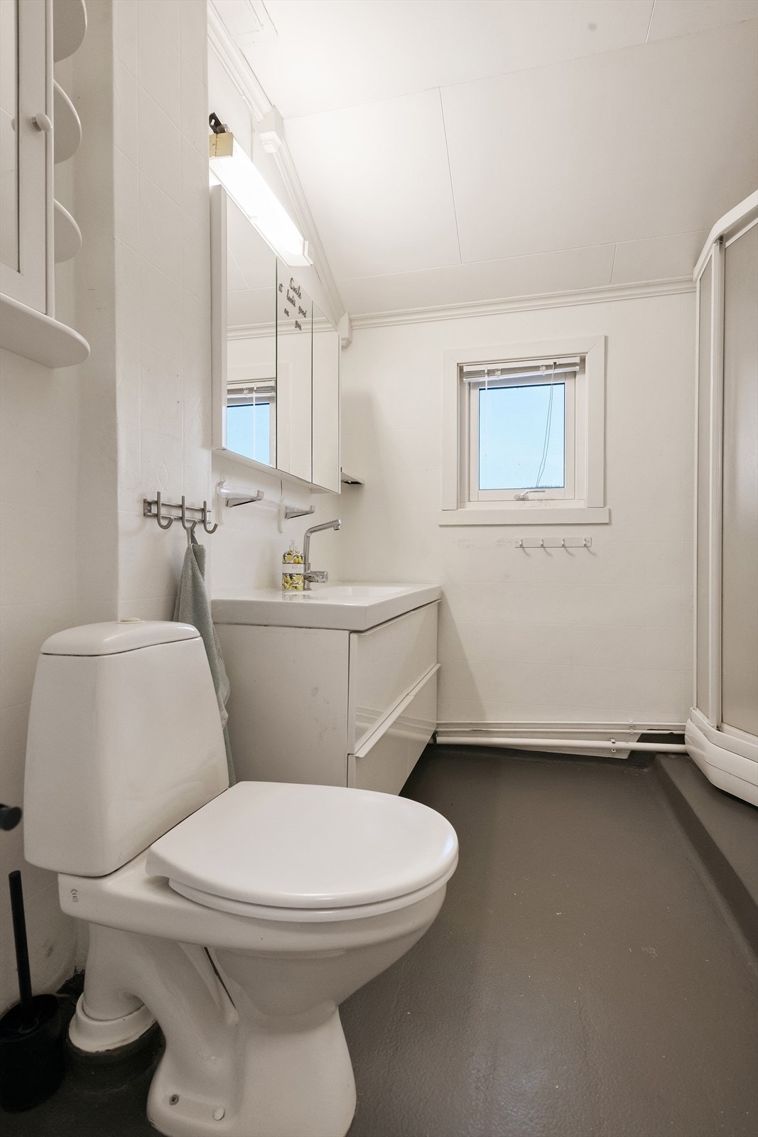 Baderommet er av eldre dato, ingen dokumentasjon foreligger. Vegger er tekket med tapet. Himling er tekket med himlingsplater. Gulvet er tekket med malt perginol. Det er elektriske varmekabler i gulvet. Eldre soilsluk. Galleribilde