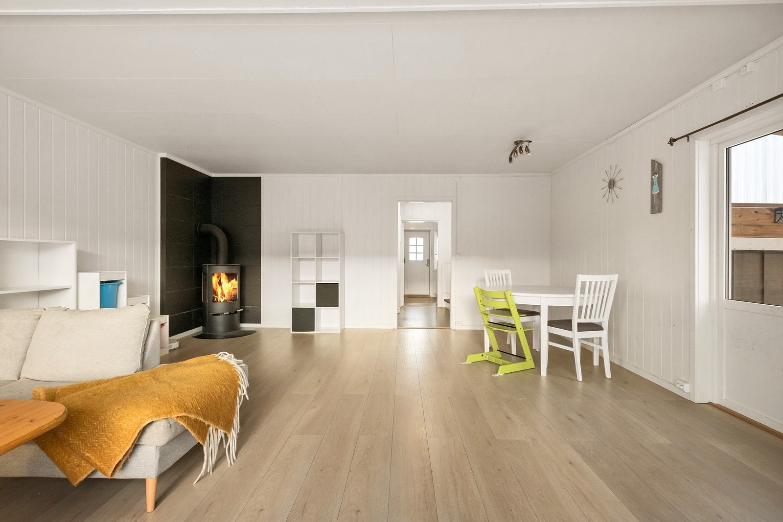 Innvendig holder boligen en delvis modernisert standard og tidligere eiere har i 2021-2024 modernisert både stue, kjøkken og
soverom. Galleribilde