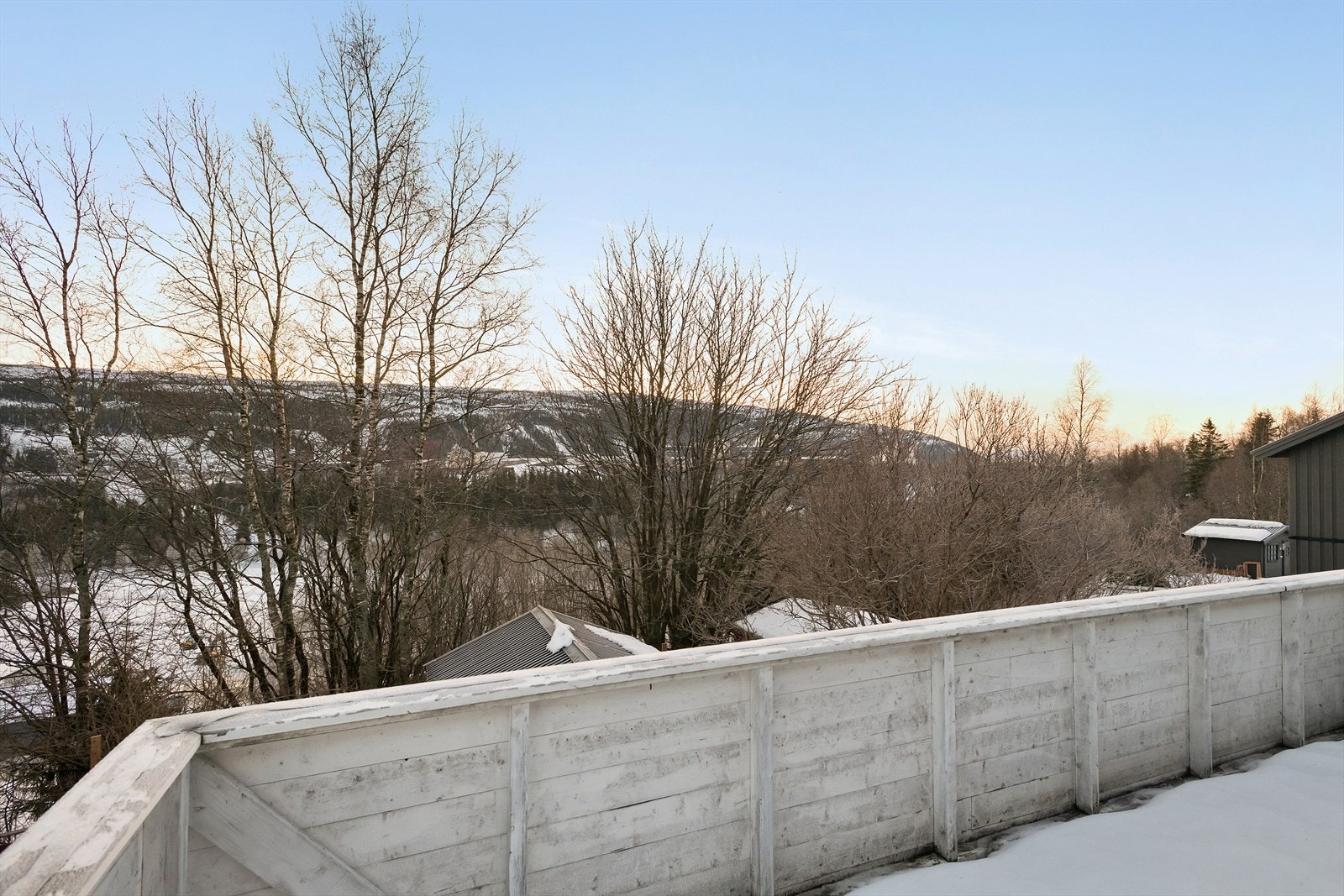 Dette er boligen for deg som ønsker en perfekt kombinasjon av nærhet til byliv, skoler og barnehager samt fellesskapsløsninger i borettslaget gir- samtidig som du bor i et rolig område med flotte
naturomgivelser. Galleribilde