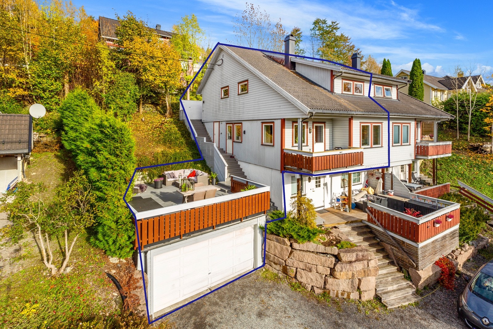 Utvendig fasade med tilhørende garasje. Galleribilde