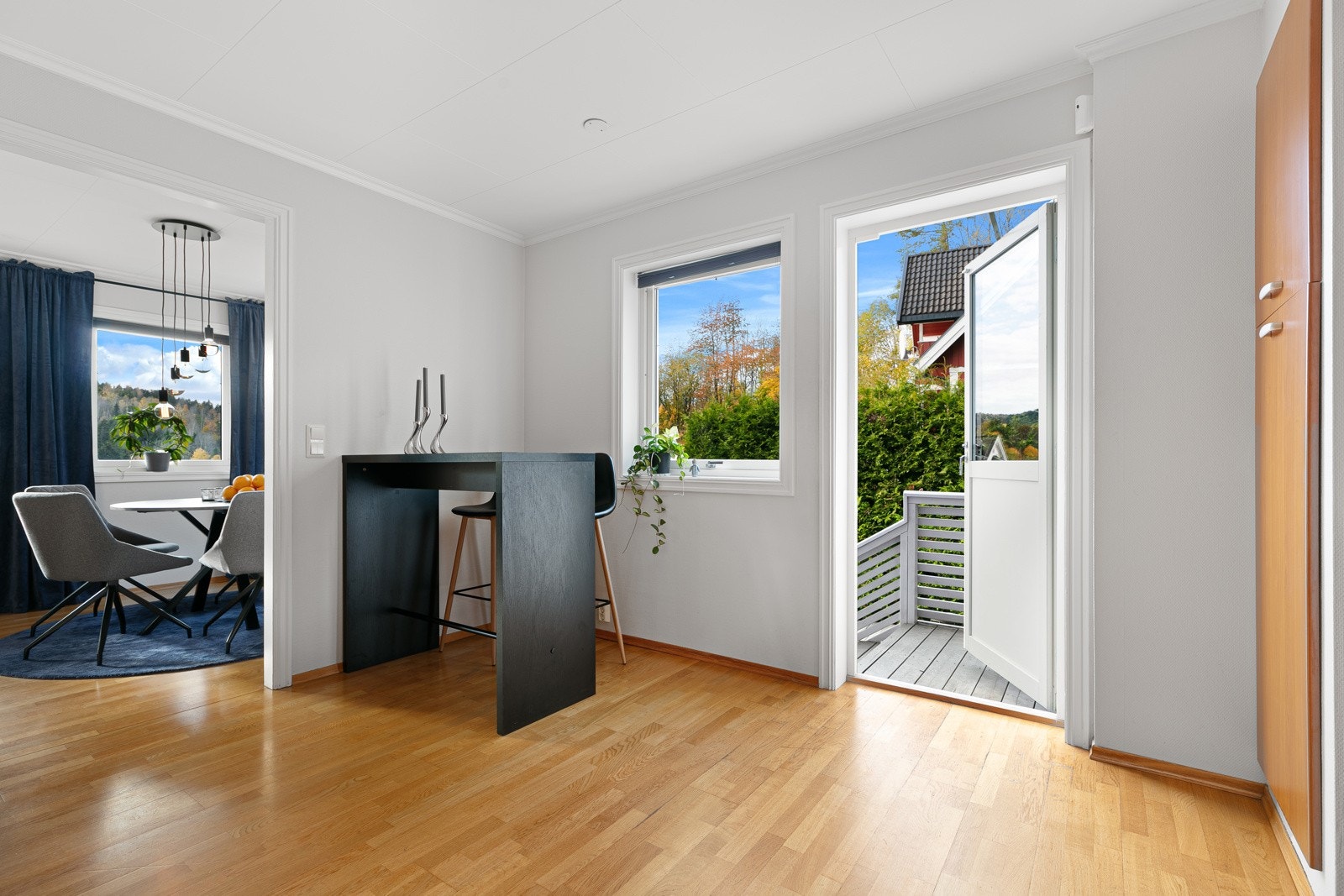 Kort vei for servering på terrassen. Galleribilde