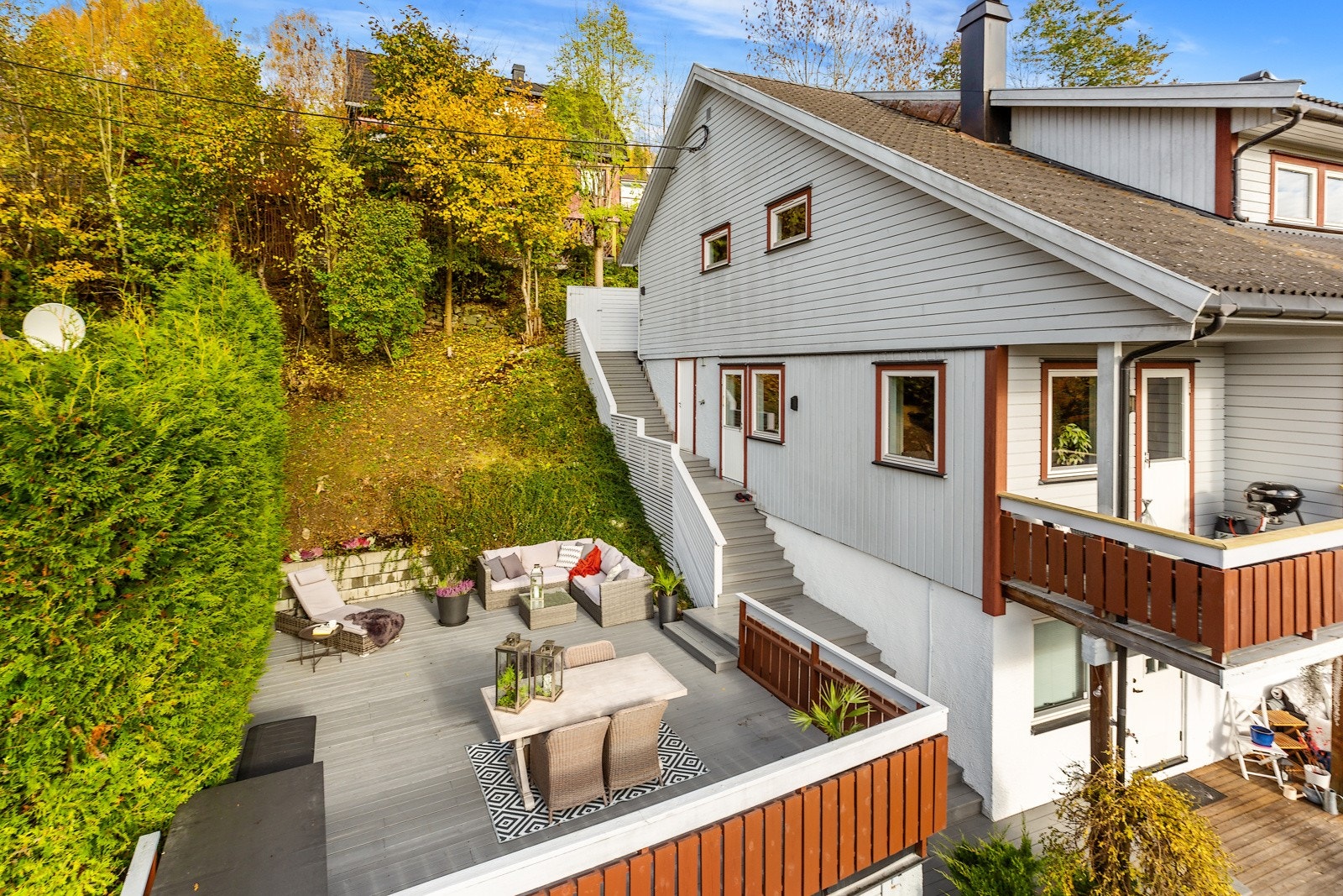 Stor og solrik terrasse med utsikt over nærområdet. Galleribilde