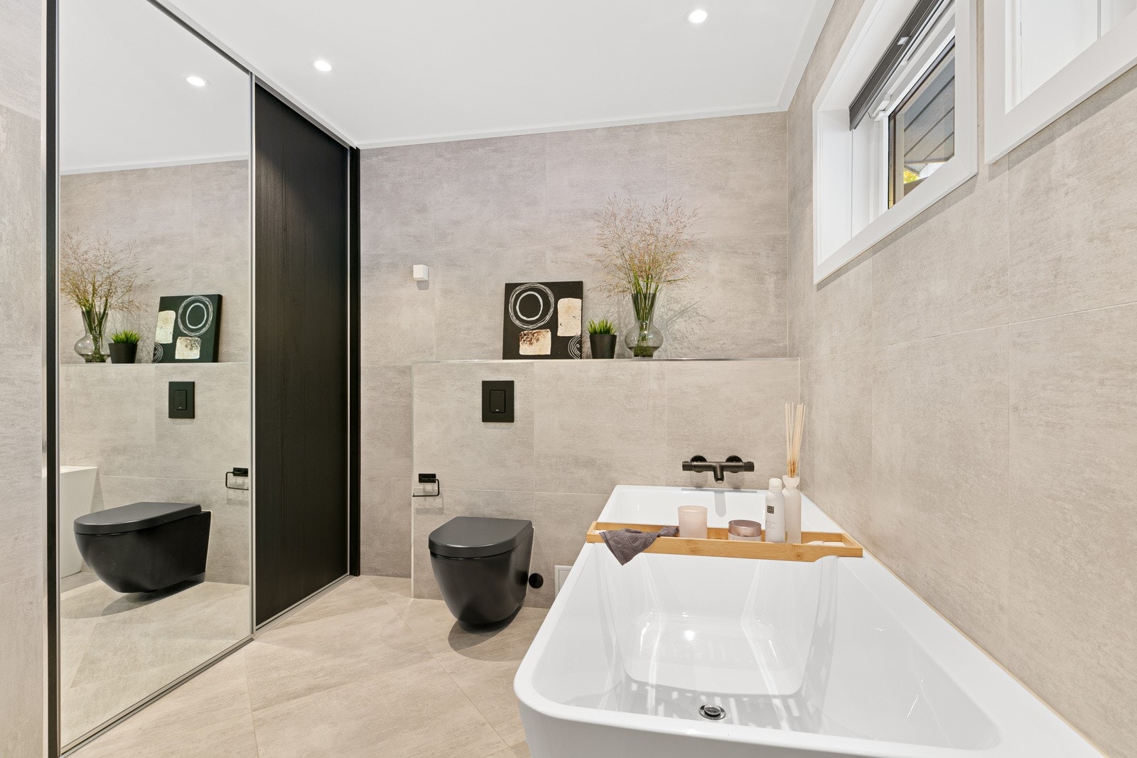 Smart skyvedørsgarderobe inn mot vaskemaskin og tørketrommel Galleribilde