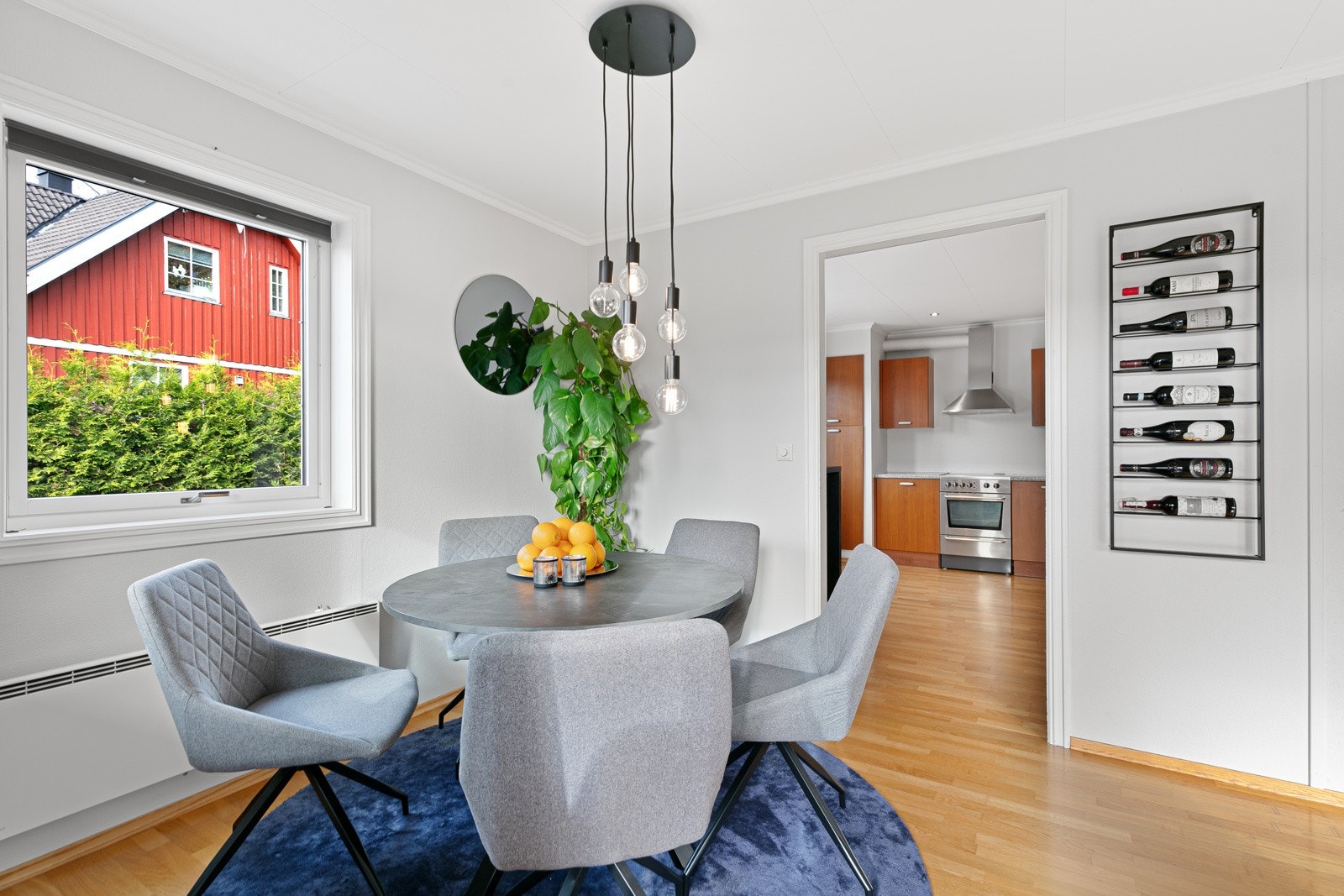 Spisestue på utsiden av kjøkken Galleribilde