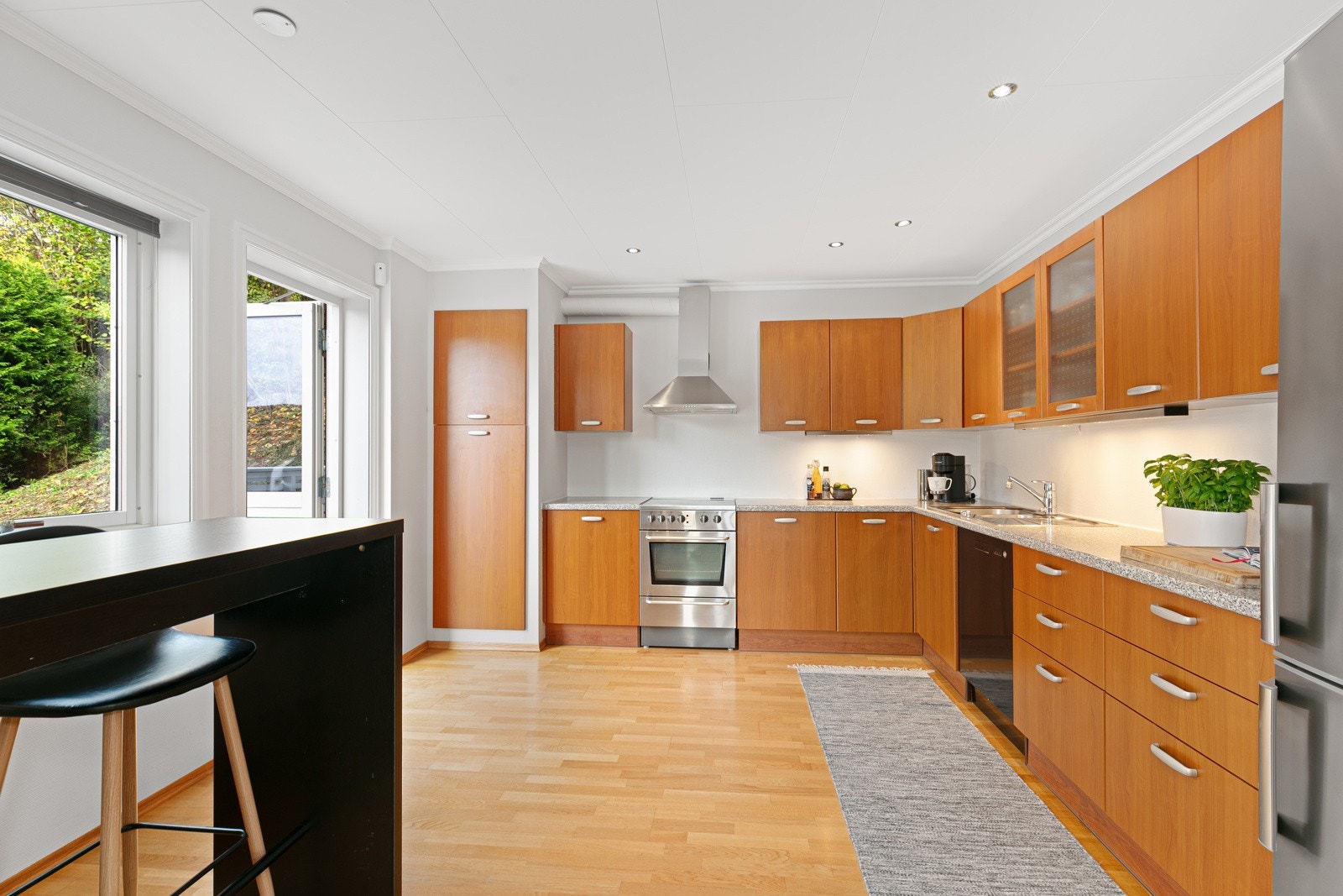 Kjøkkenet har utgang til hagen, veldig praktisk Galleribilde