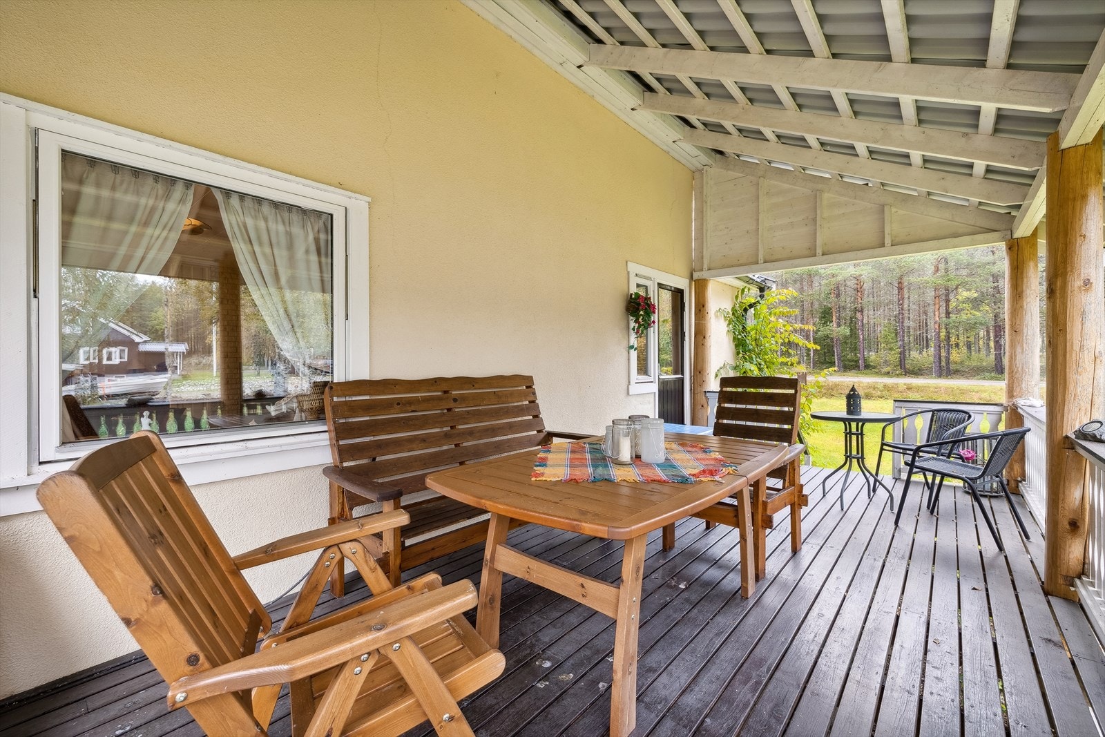 Terrasse med takoverbygg Galleribilde